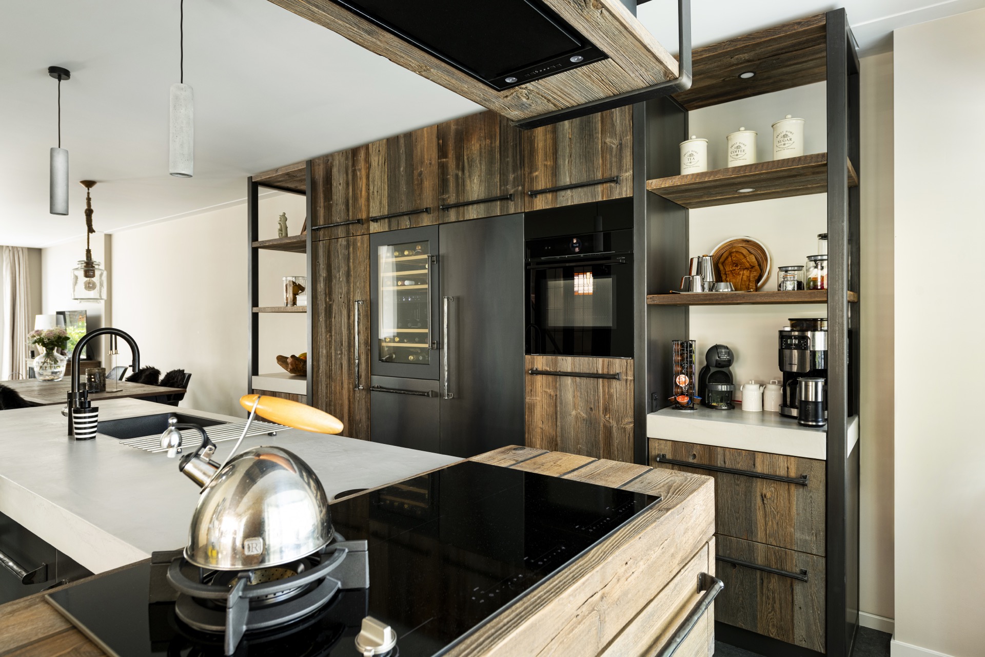 cucina in barnwood misto: parete cucina con pannelli in barnwood, forno integrato e cappa in legno, Luxury, Design, Exclusive, Modern, Custom Made, Special, Beautiful