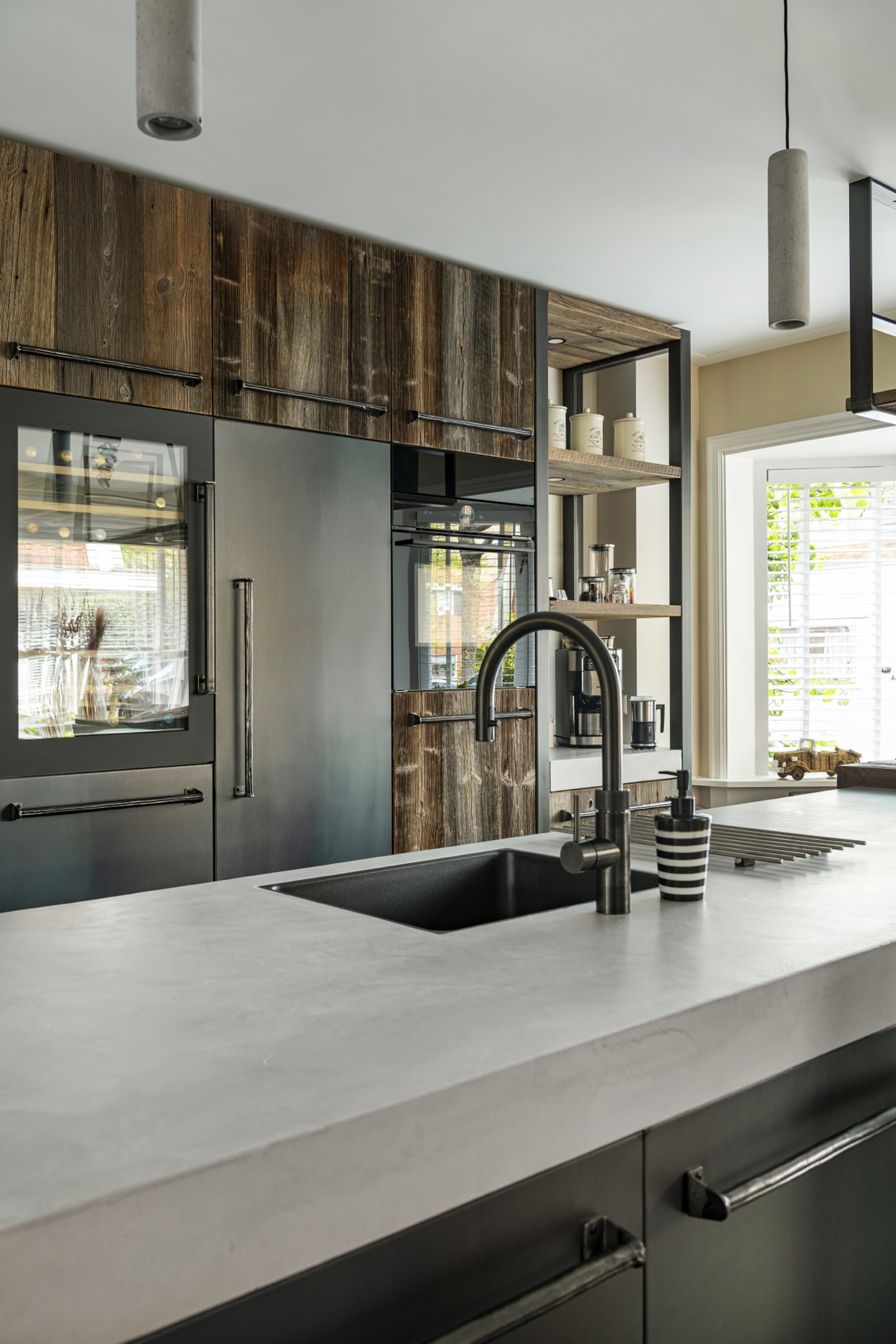 cucina in barnwood misto: zona lavello e parete cucina con pannelli barnwood e mensole a giorno, Luxury, Design, Exclusive, Modern, Custom Made, Special, Beautiful