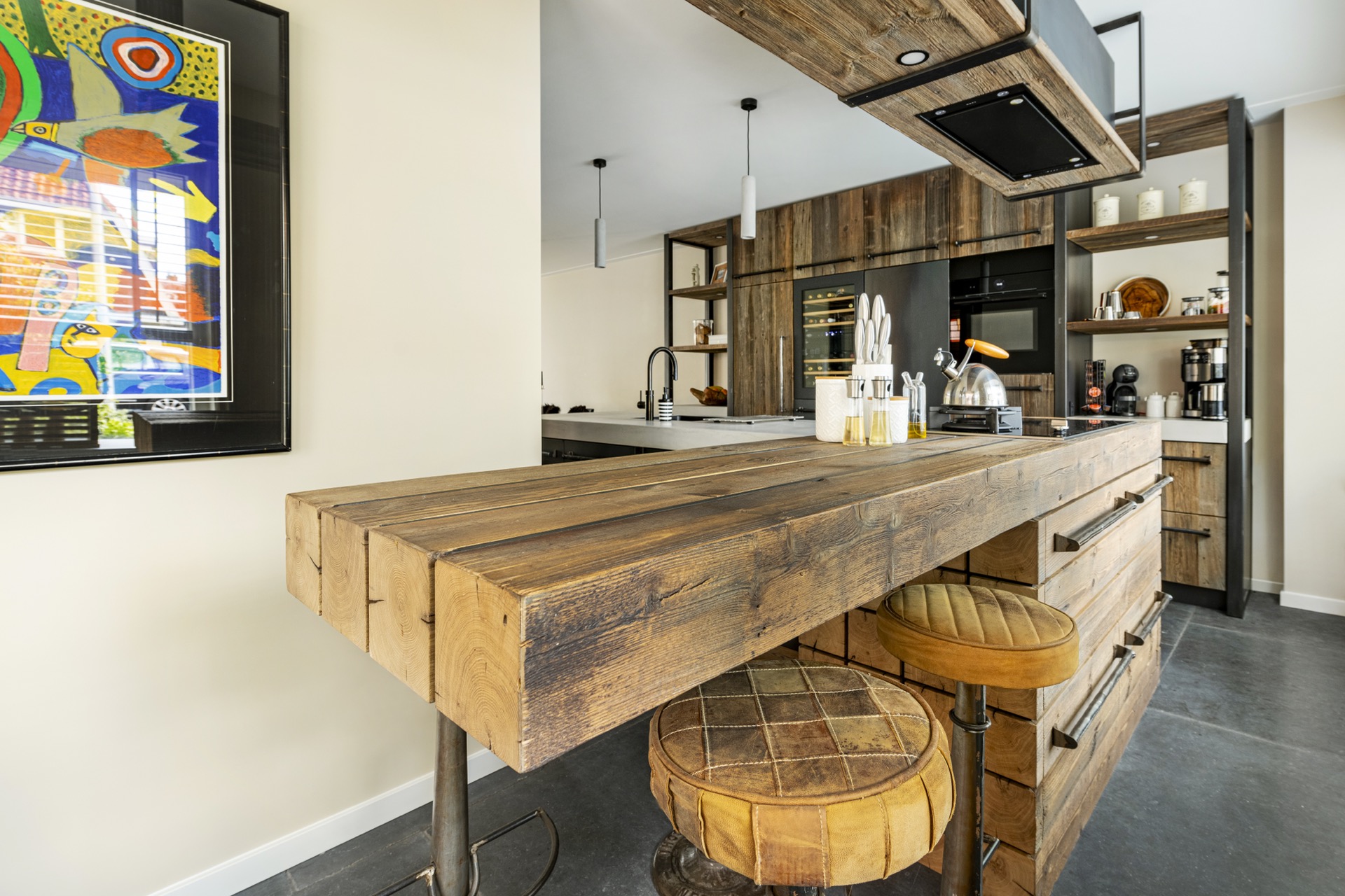 cucina in barnwood misto: cucina rustica con bancone bar in barnwood robusto e vista sul muro degli elettrodomestici, Luxury, Design, Exclusive, Modern, Custom Made, Special, Beautiful