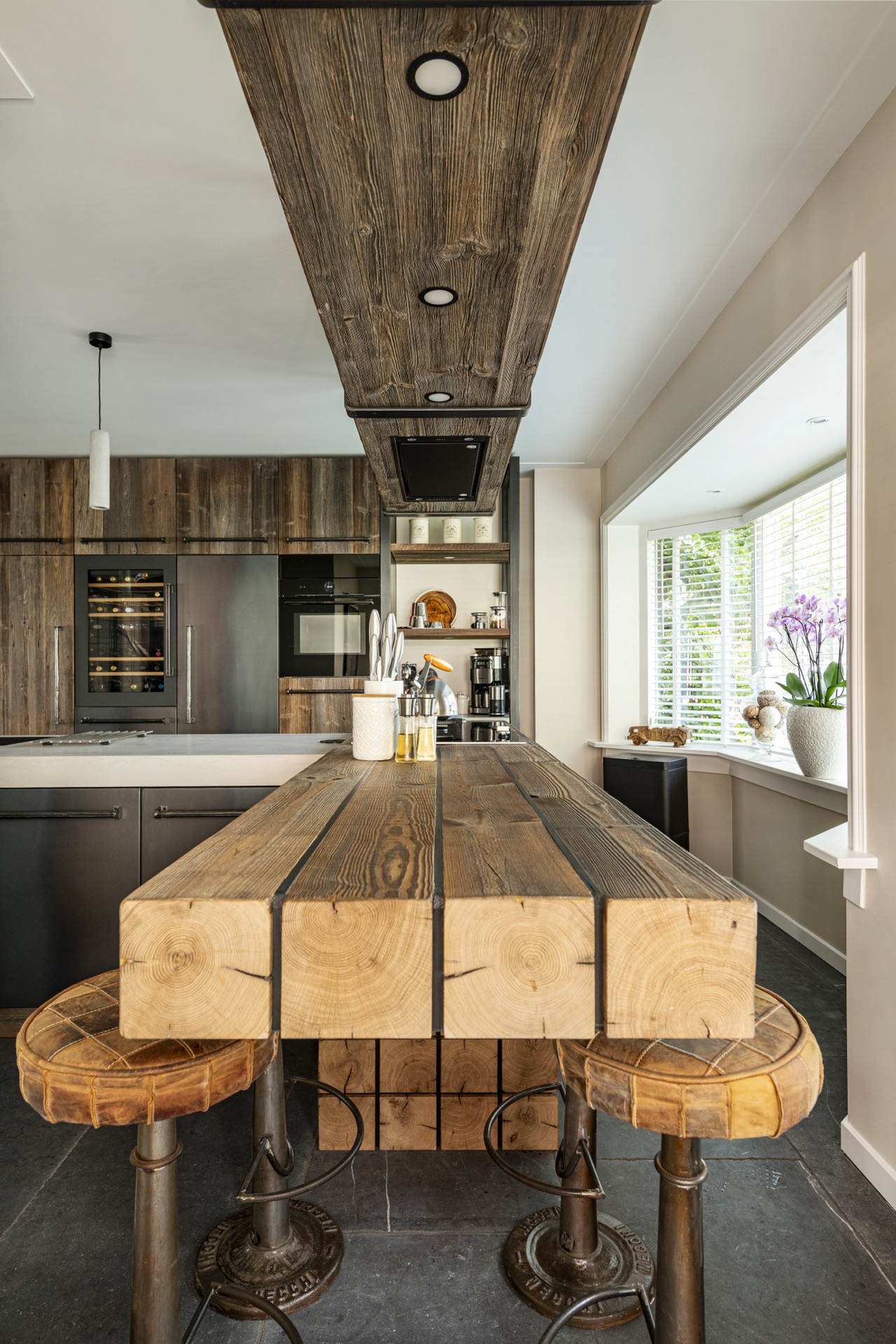 cucina in barnwood misto: soffitto in barnwood e cappa sopra la cucina con faretti a incasso, Luxury, Design, Exclusive, Modern, Custom Made, Special, Beautiful