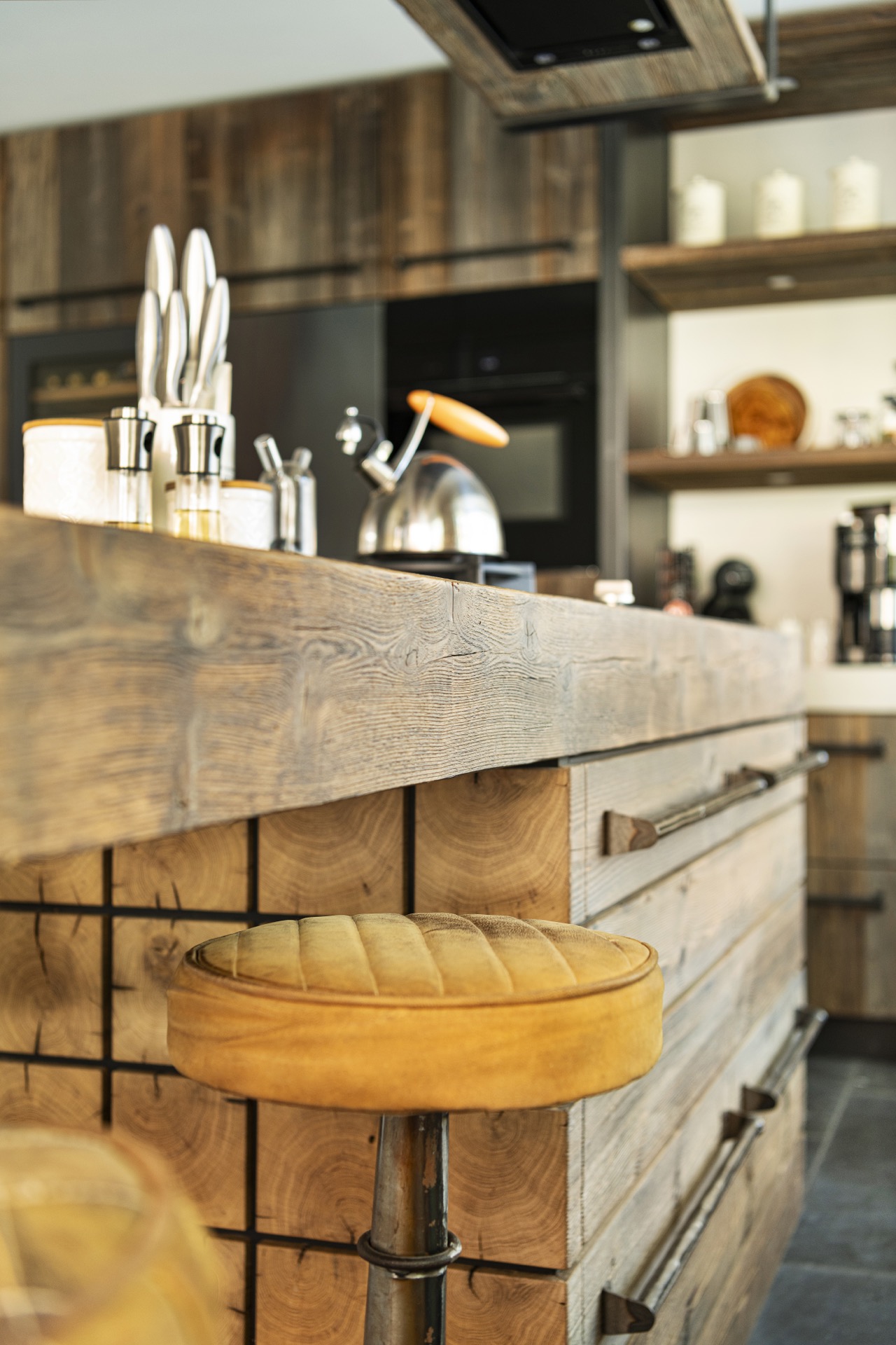 cucina in barnwood misto: primo piano del bordo del piano in barnwood e della finitura, Luxury, Design, Exclusive, Modern, Custom Made, Special, Beautiful