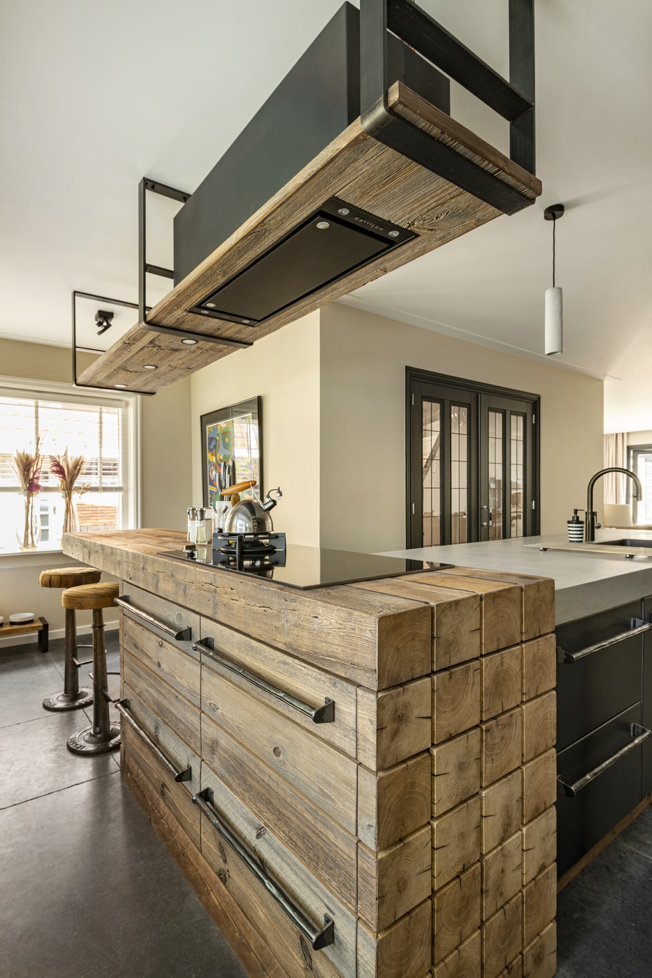 cucina in barnwood misto: isola cucina con barnwood e cappa aspirante sopra il piano cottura, Luxury, Design, Exclusive, Modern, Custom Made, Special, Beautiful
