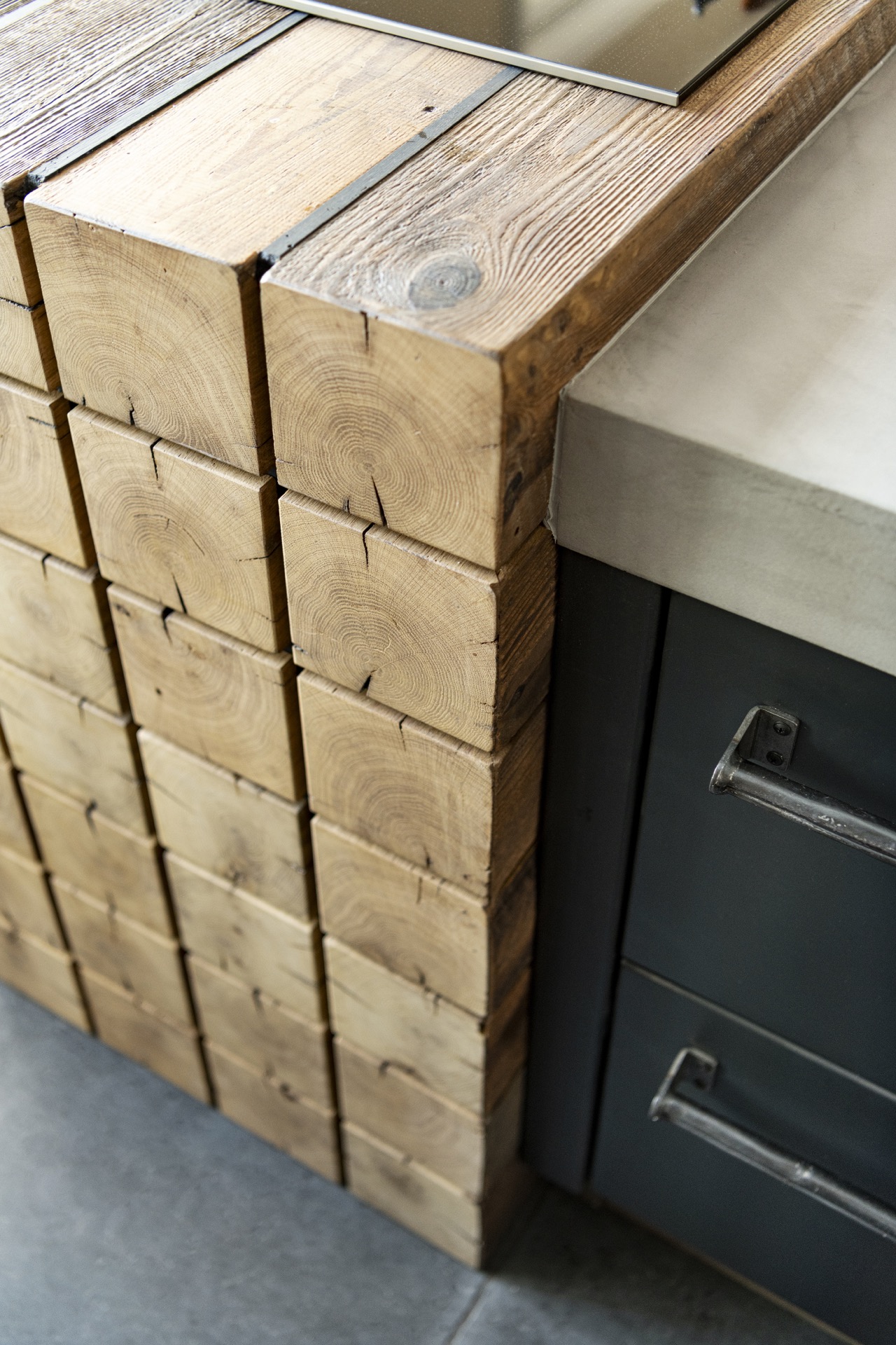 cucina in barnwood misto: dettaglio angolare del mobile su misura in barnwood attorno al piano, Luxury, Design, Exclusive, Modern, Custom Made, Special, Beautiful