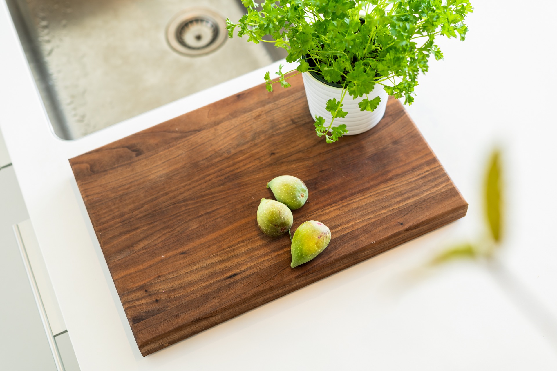 modern new-build kitchen island: close-up of wooden board on a white kitchen countertop in a modern kitchen, Luxe, Design, Exclusief, Modern, Maatwerk, Bijzondere, Mooie