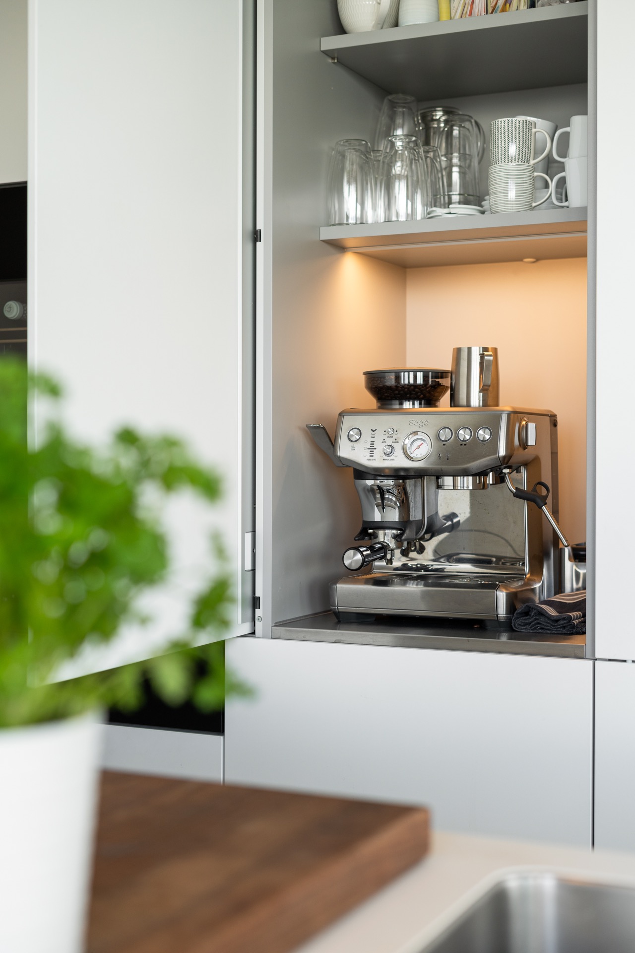 modern new-build kitchen island: detail of a built-in appliance niche in a white kitchen with an open shelf, Luxe, Design, Exclusief, Modern, Maatwerk, Bijzondere, Mooie