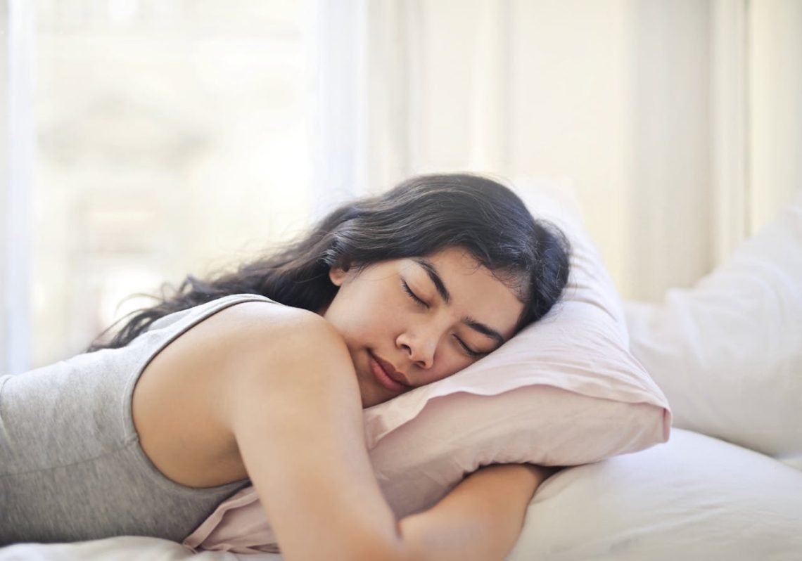 Hoe kies je het perfecte hoofdkussen voor jouw slaaphouding?