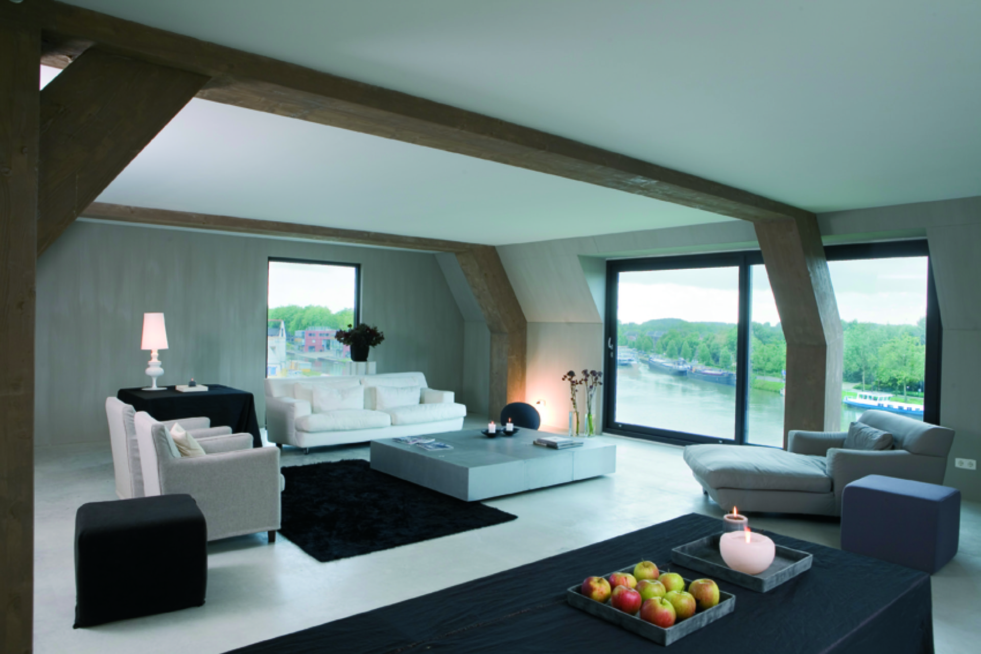 interno con vuoto scala aperto: soggiorno moderno con grandi finestre, travi in legno visibili e finiture neutre, Luxe, Design, Exclusief, Modern, Maatwerk, Bijzondere, Mooie