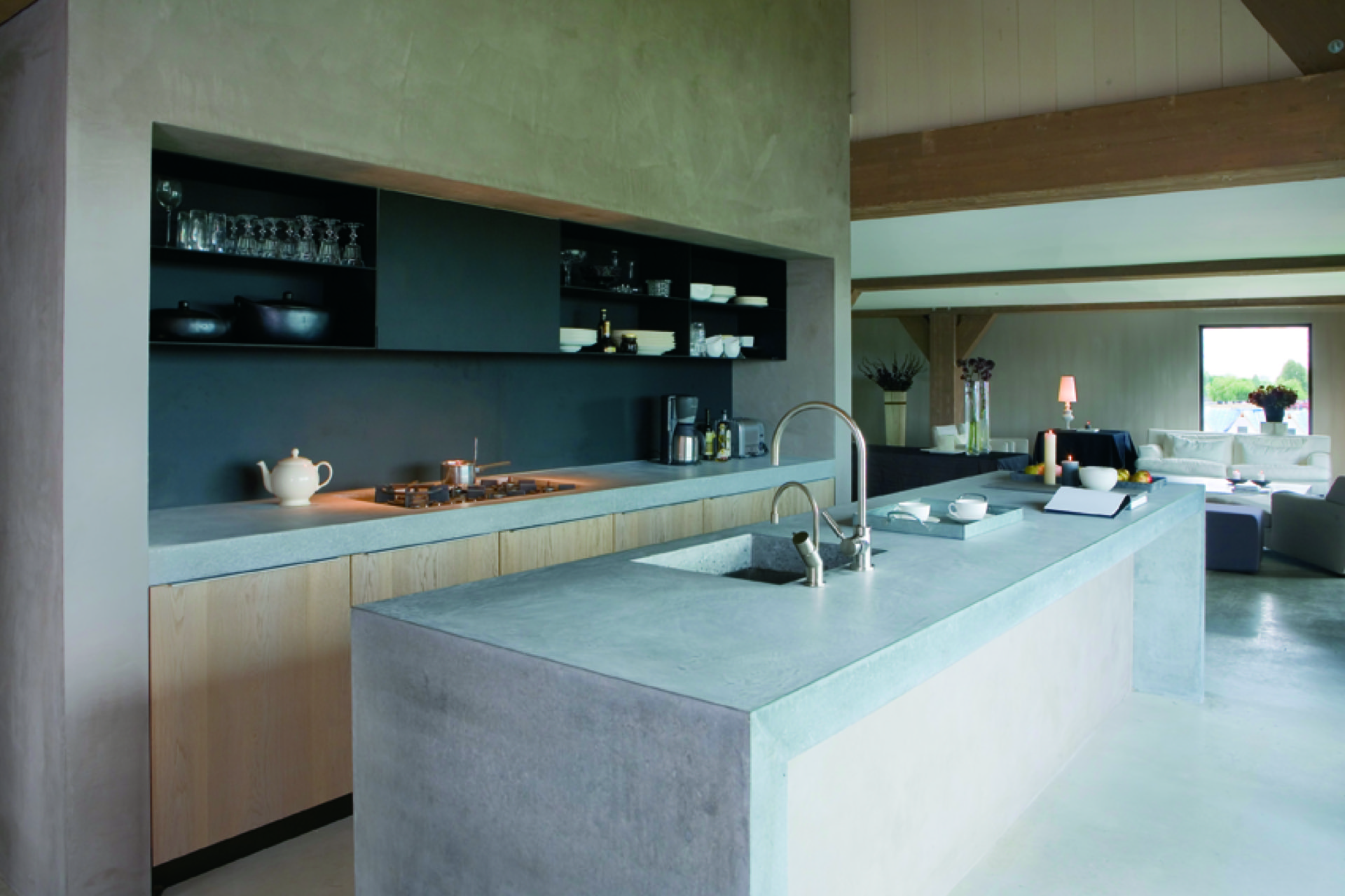 interno con vuoto scala aperto: cucina con isola e piano in pietra chiara, nicchie scure e frontali in legno, Luxe, Design, Exclusief, Modern, Maatwerk, Bijzondere, Mooie