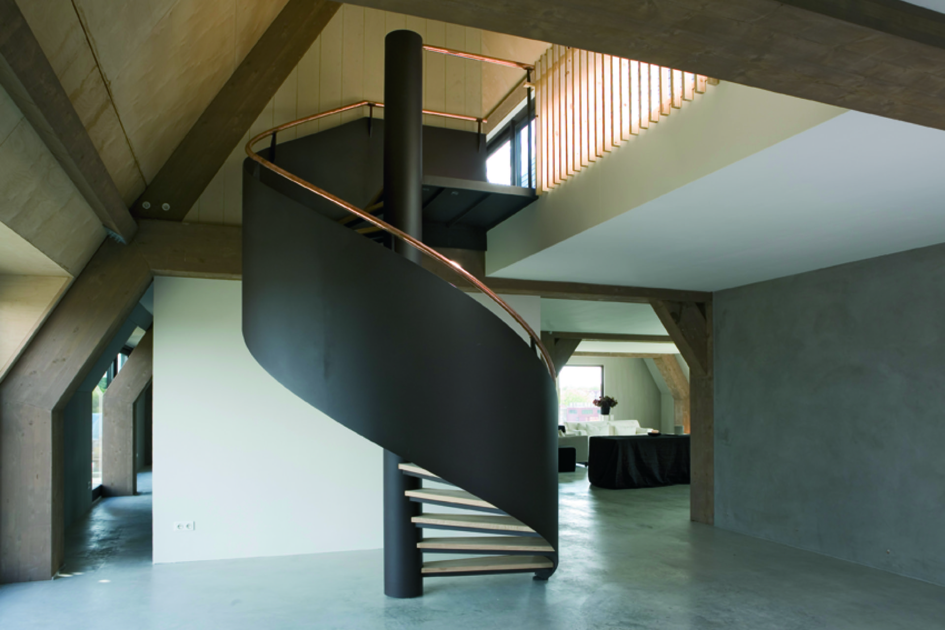 interno con vuoto scala aperto: atrio aperto con scala moderna e accenti in legno, viste tra più livelli, Luxe, Design, Exclusief, Modern, Maatwerk, Bijzondere, Mooie