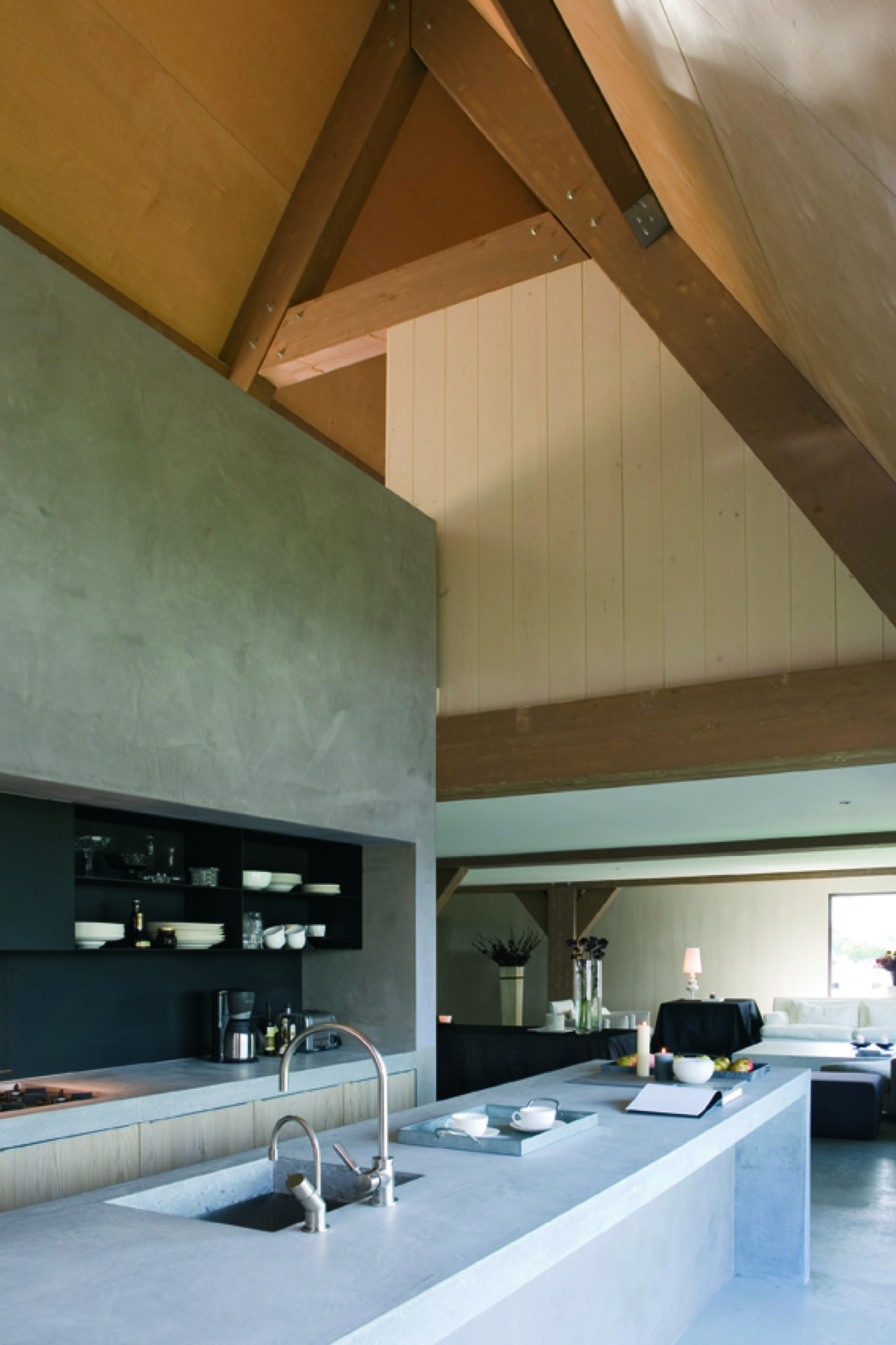 interno con vuoto scala aperto: vista di capriate del tetto in legno a vista e pannelli murali chiari sotto il tetto, Luxe, Design, Exclusief, Modern, Maatwerk, Bijzondere, Mooie