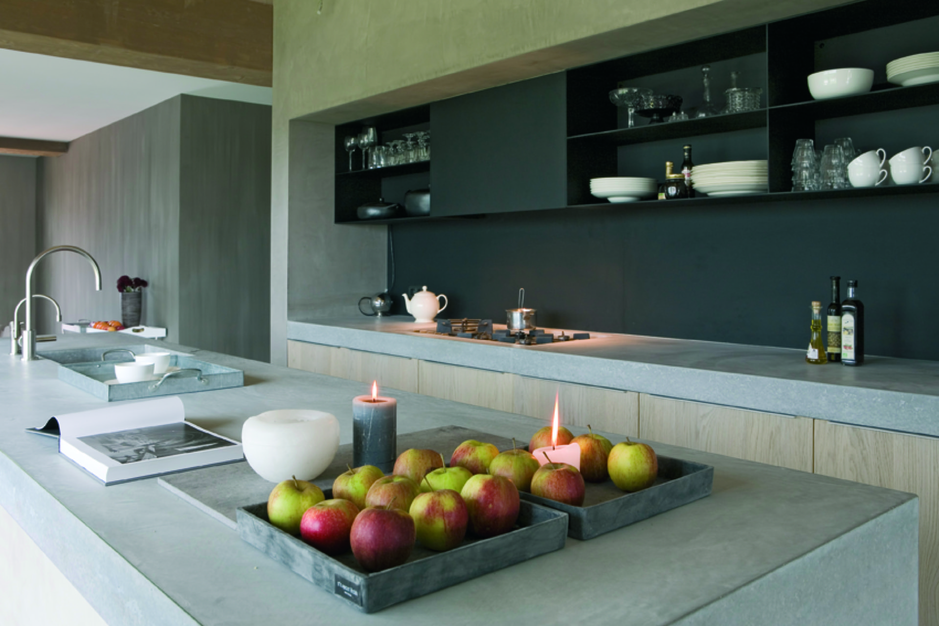 interno con vuoto scala aperto: parete cucina con armadi scuri e piano in pietra chiara, focus su zona lavello, Luxe, Design, Exclusief, Modern, Maatwerk, Bijzondere, Mooie