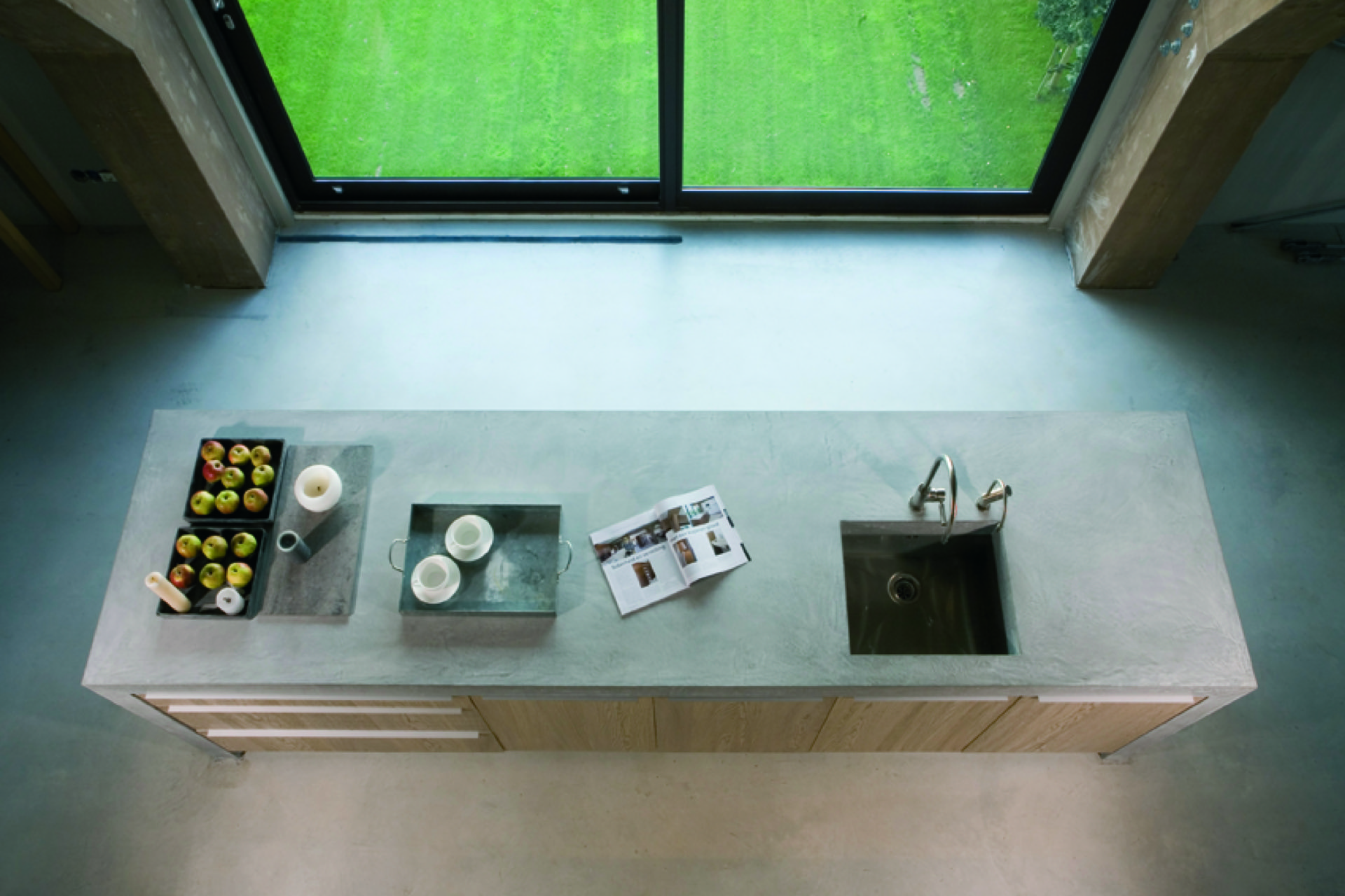 interno con vuoto scala aperto: dettaglio interno con grande apertura finestra luminosa e pannelli murali su misura, Luxe, Design, Exclusief, Modern, Maatwerk, Bijzondere, Mooie