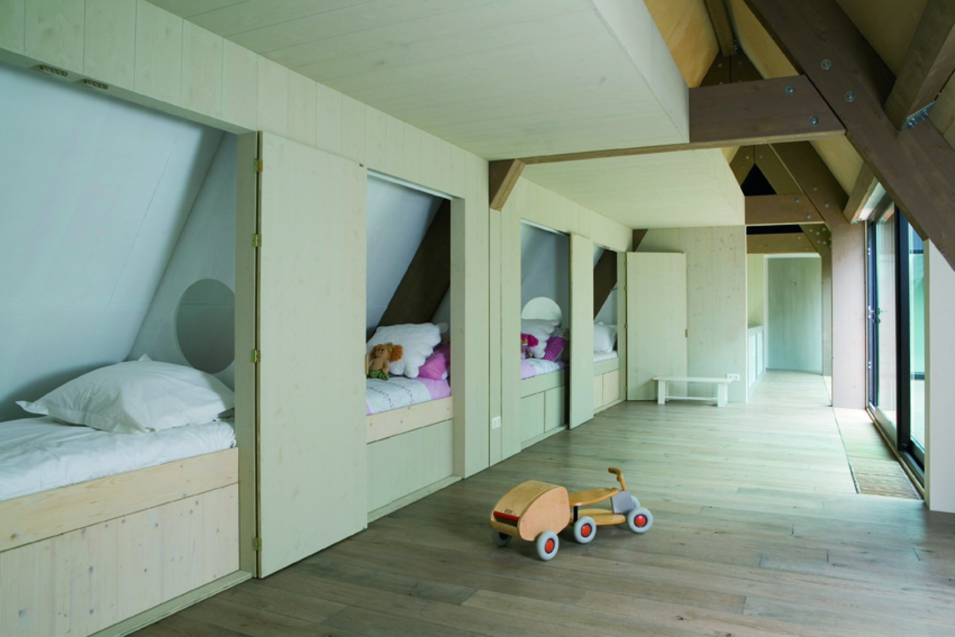 interno con vuoto scala aperto: ambiente al piano notte con armadi a parete in legno e accesso vetrato, Luxe, Design, Exclusief, Modern, Maatwerk, Bijzondere, Mooie