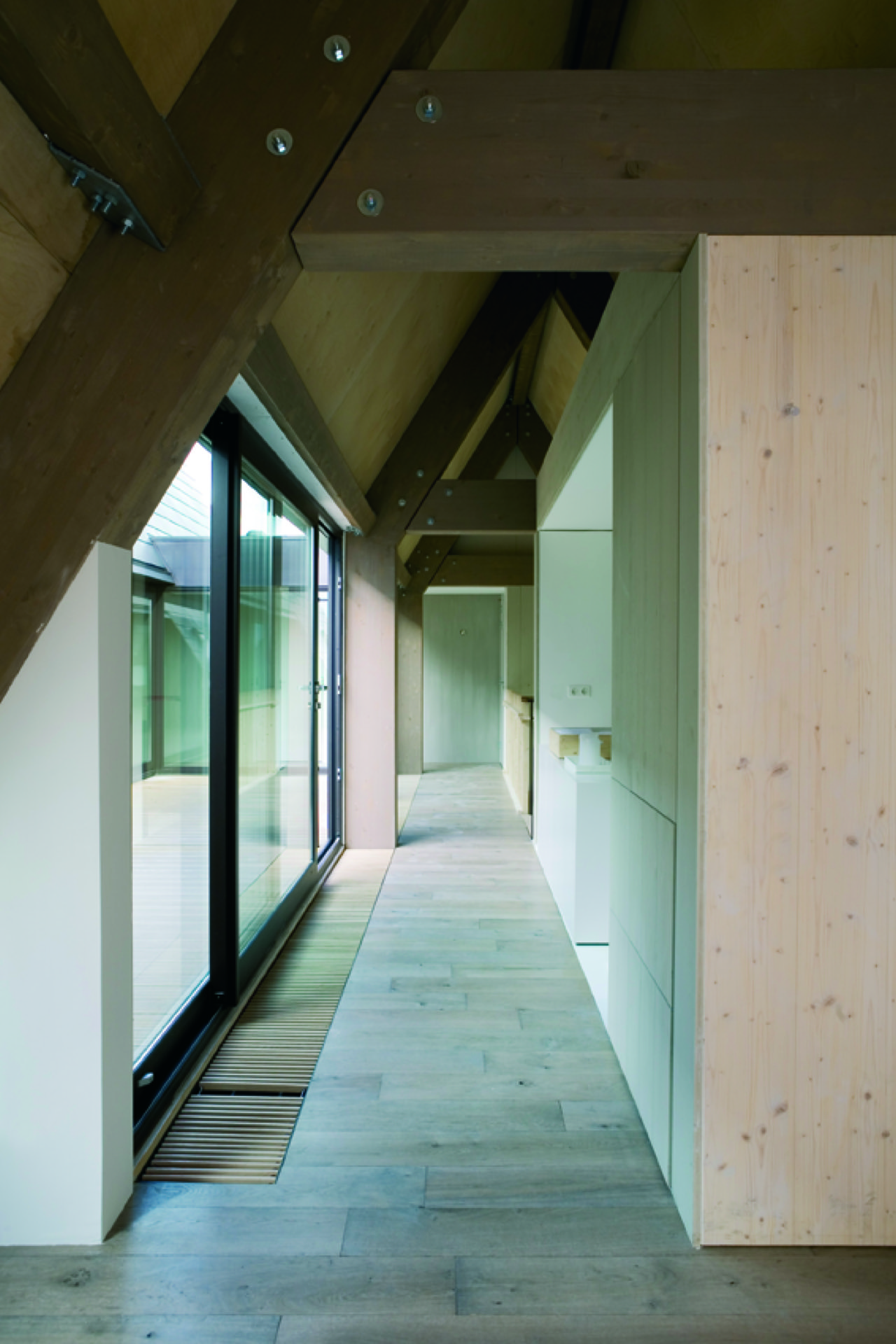 interno con vuoto scala aperto: corridoio moderno con pannelli in legno e grandi aperture in vetro sotto il tetto inclinato, Luxe, Design, Exclusief, Modern, Maatwerk, Bijzondere, Mooie