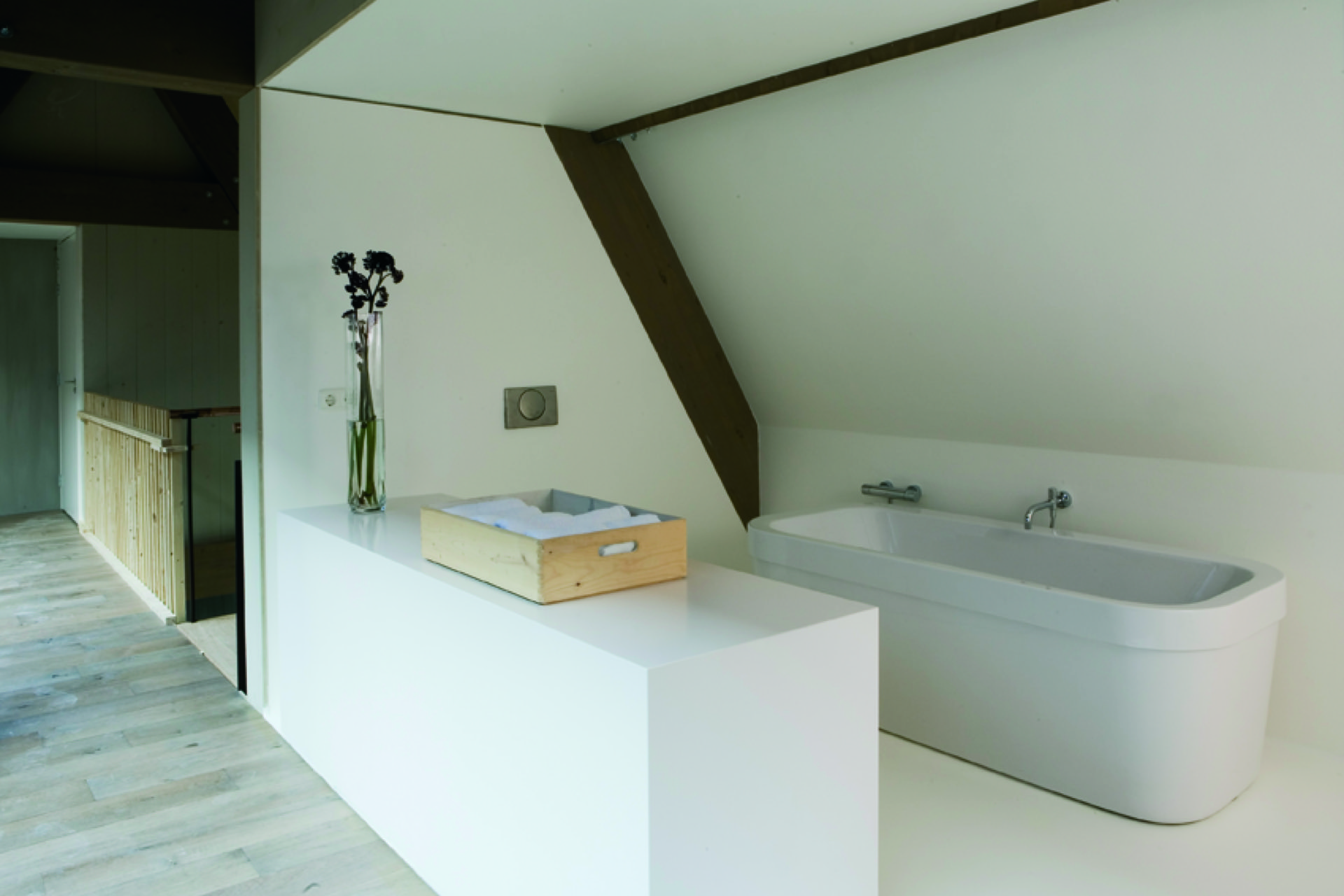 interno con vuoto scala aperto: bagno moderno con vasca autoportante e finiture in pietra chiara con accenti in legno, Luxe, Design, Exclusief, Modern, Maatwerk, Bijzondere, Mooie