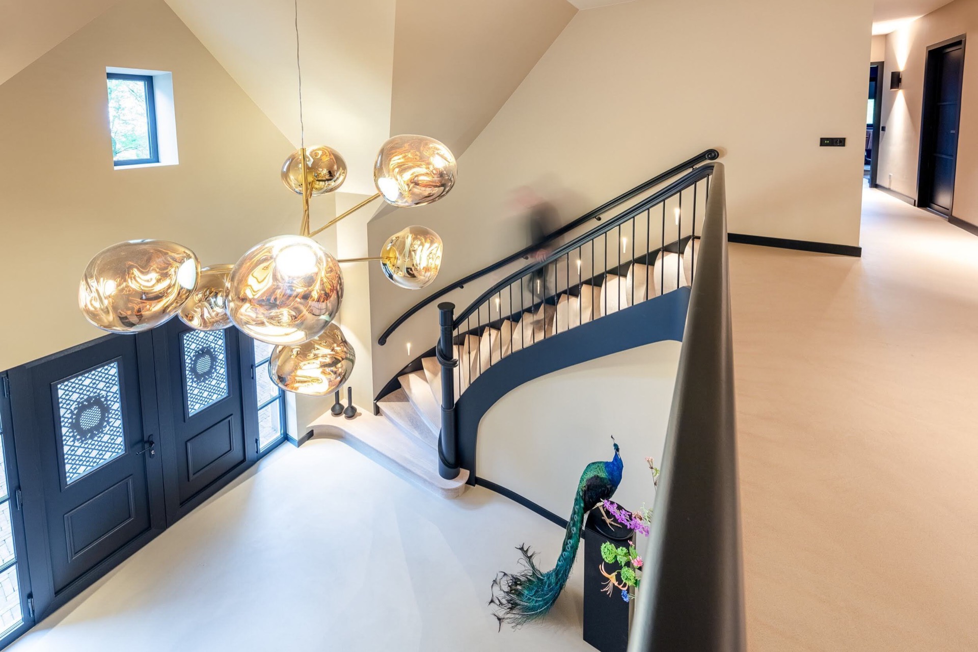 scala curva a quarto di giro: giro di scala con ringhiera curva in ferro battuto nero e luci integrate nel corridoio, Luxury, Design, Exclusive, Modern, Custom Made, Special, Beautiful