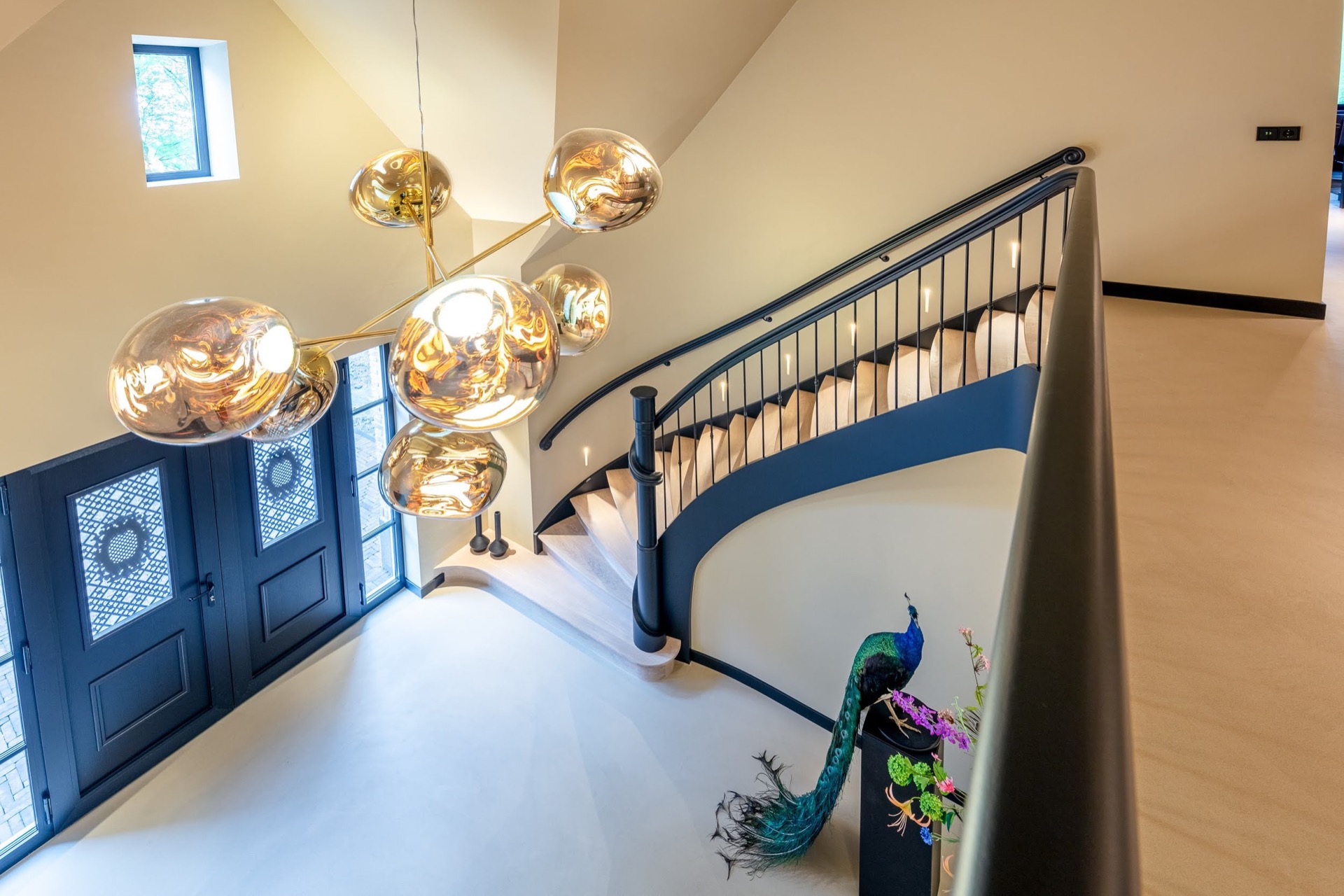 scala curva a quarto di giro: Vista laterale della con rivestimento scuro e ringhiera in ferro battuto nero, Luxury, Design, Exclusive, Modern, Custom Made, Special, Beautiful