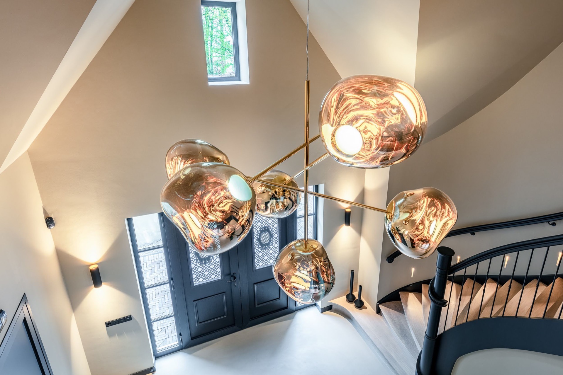 scala curva a quarto di giro: dettaglio della ringhiera curva in ferro battuto con lampade a sospensione in vetro rotonde, Luxury, Design, Exclusive, Modern, Custom Made, Special, Beautiful