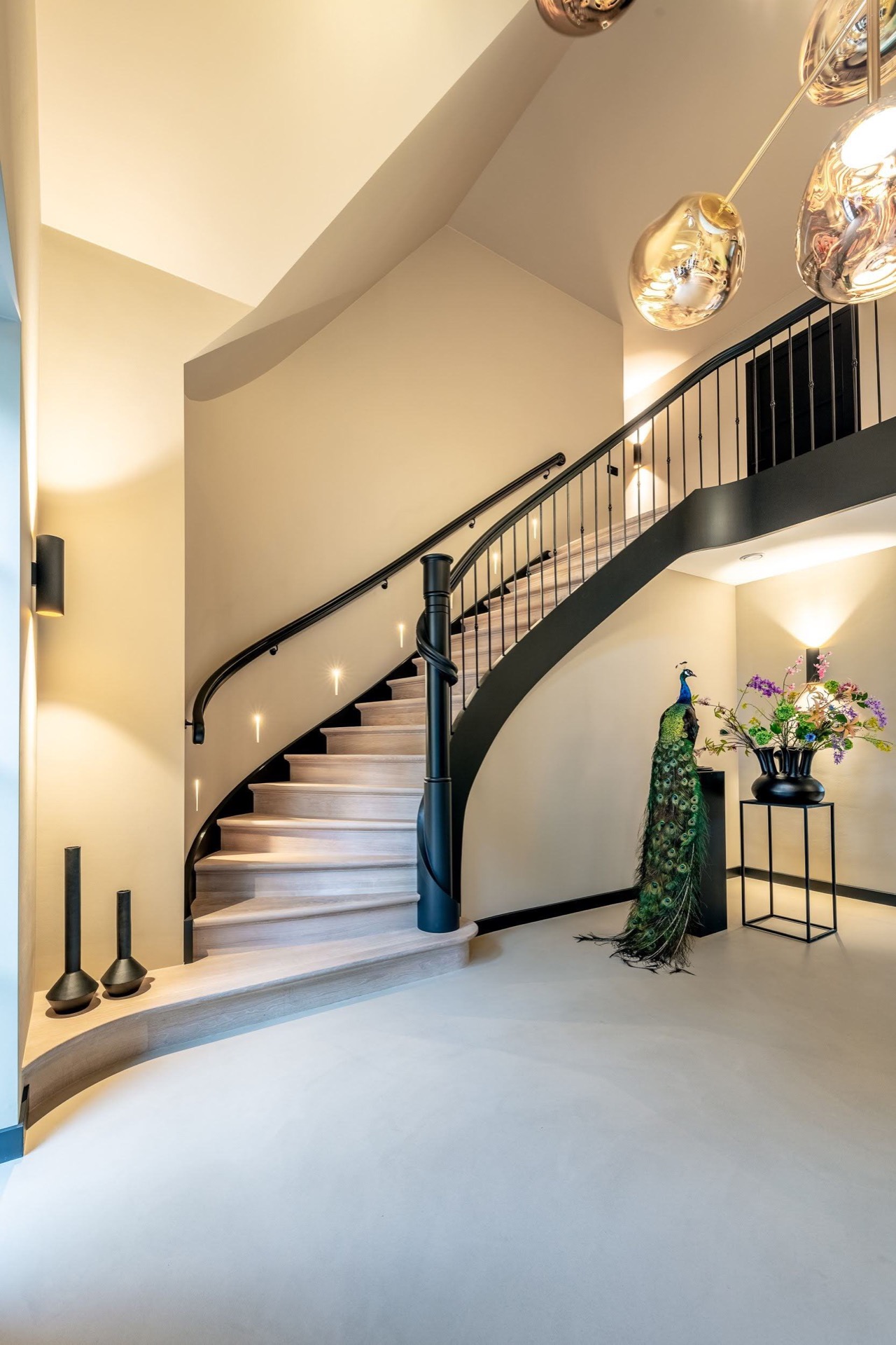 scala curva a quarto di giro: scala a quarto di giro con rivestimento scuro, ringhiera in ferro battuto nero e illuminazione, Luxury, Design, Exclusive, Modern, Custom Made, Special, Beautiful