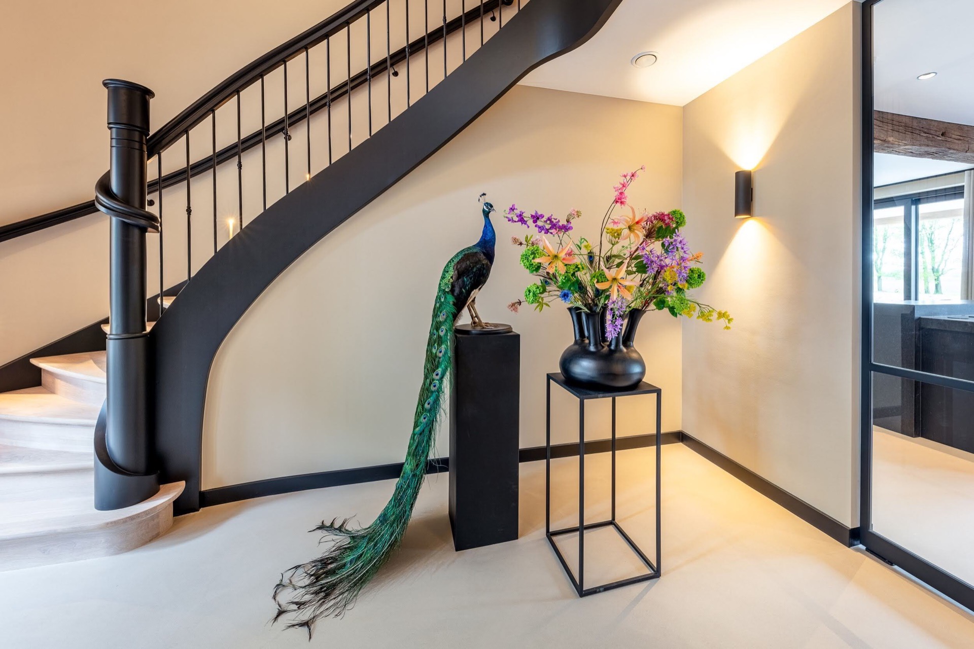 scala curva a quarto di giro: giro di scala con ringhiera in ferro battuto nero e pareti in vetro in un ingresso luminoso, Luxury, Design, Exclusive, Modern, Custom Made, Special, Beautiful