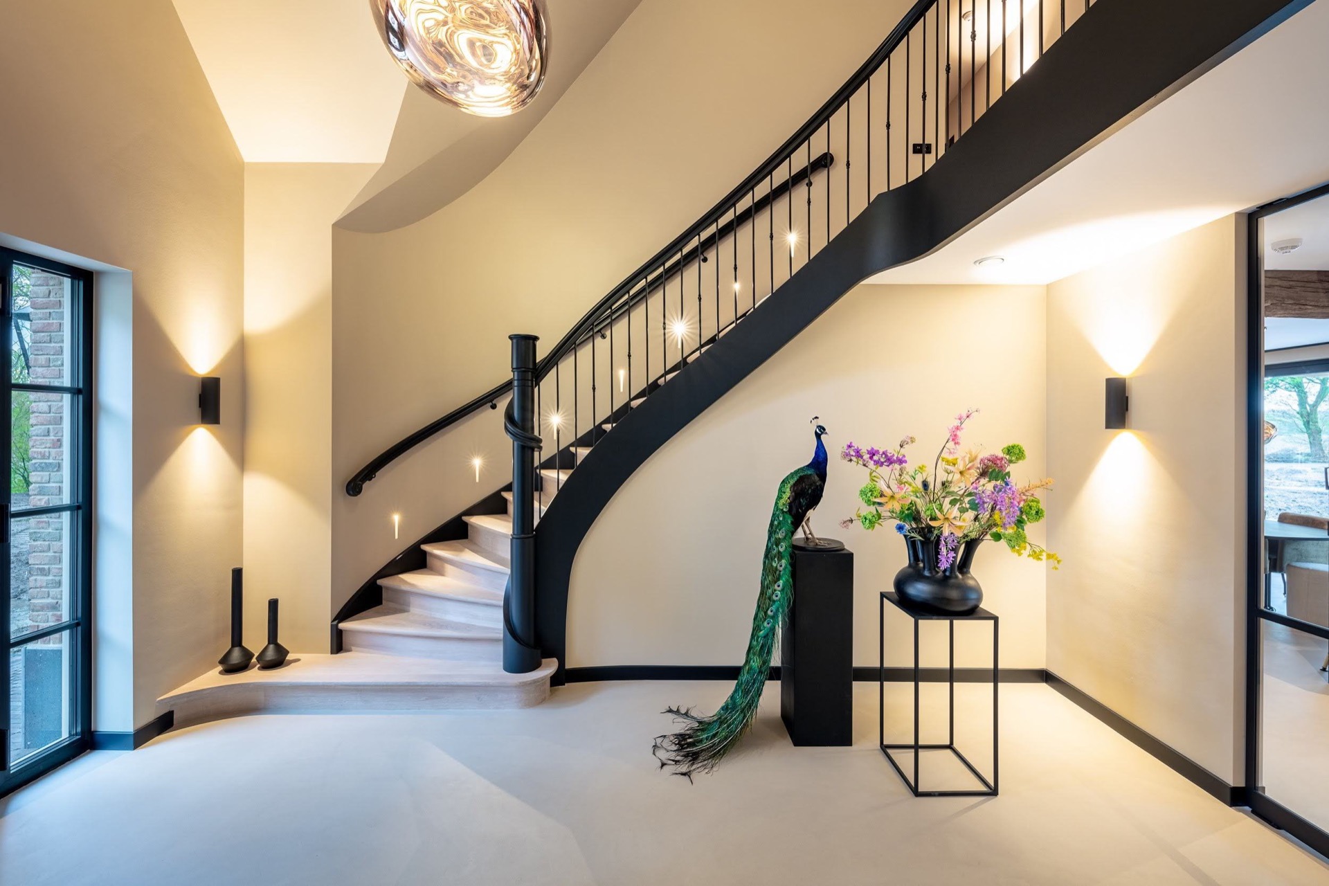 scala curva a quarto di giro: ingresso di lusso con scala curva, ringhiera in ferro battuto nero e parete divisoria in vetro, Luxury, Design, Exclusive, Modern, Custom Made, Special, Beautiful