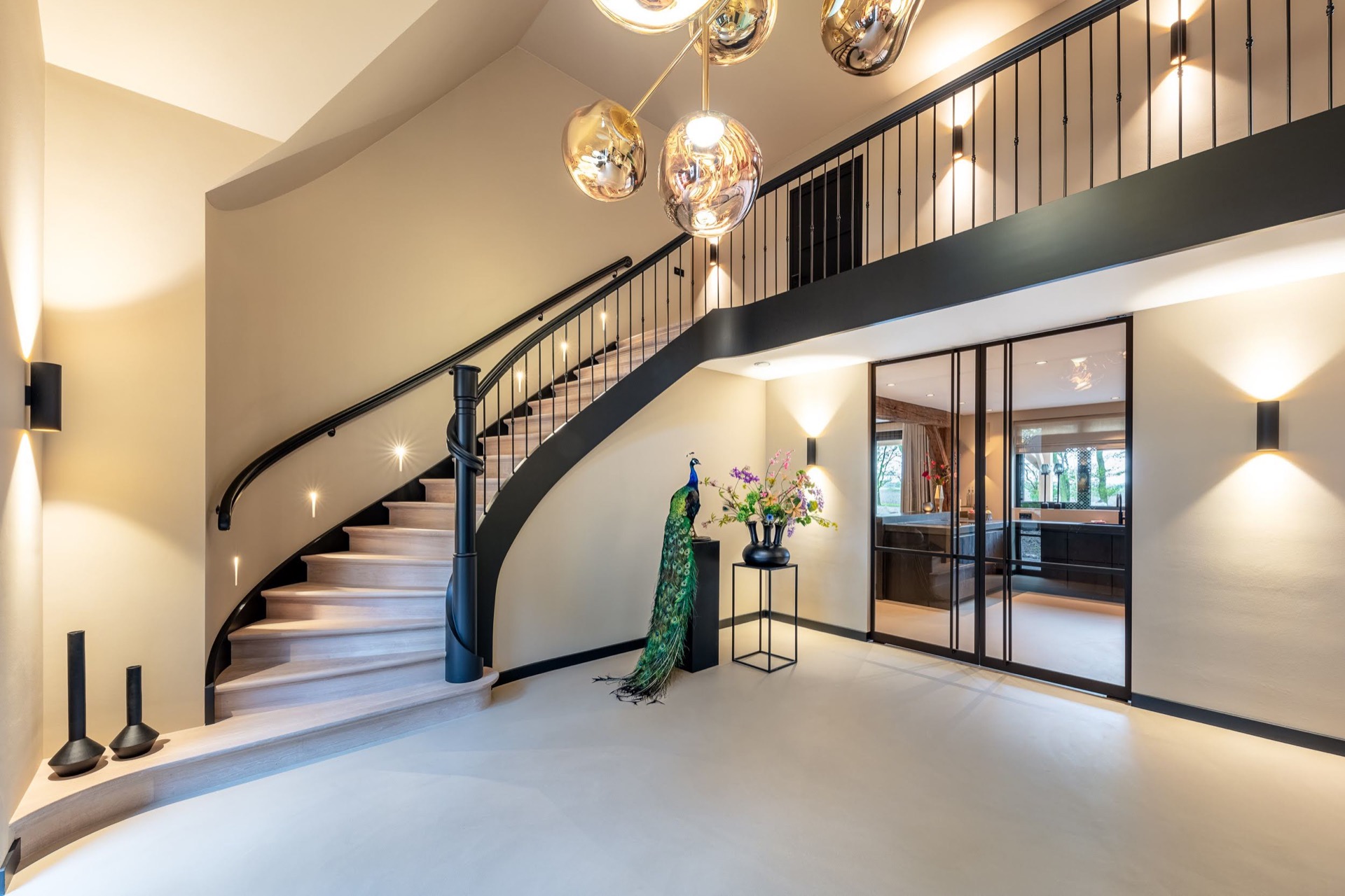 Scala curva a quarto di giro con gradini chiari e ringhiera in ferro battuto nero in un ingresso, Luxury, Design, Exclusive, Modern, Custom Made, Special, Beautiful