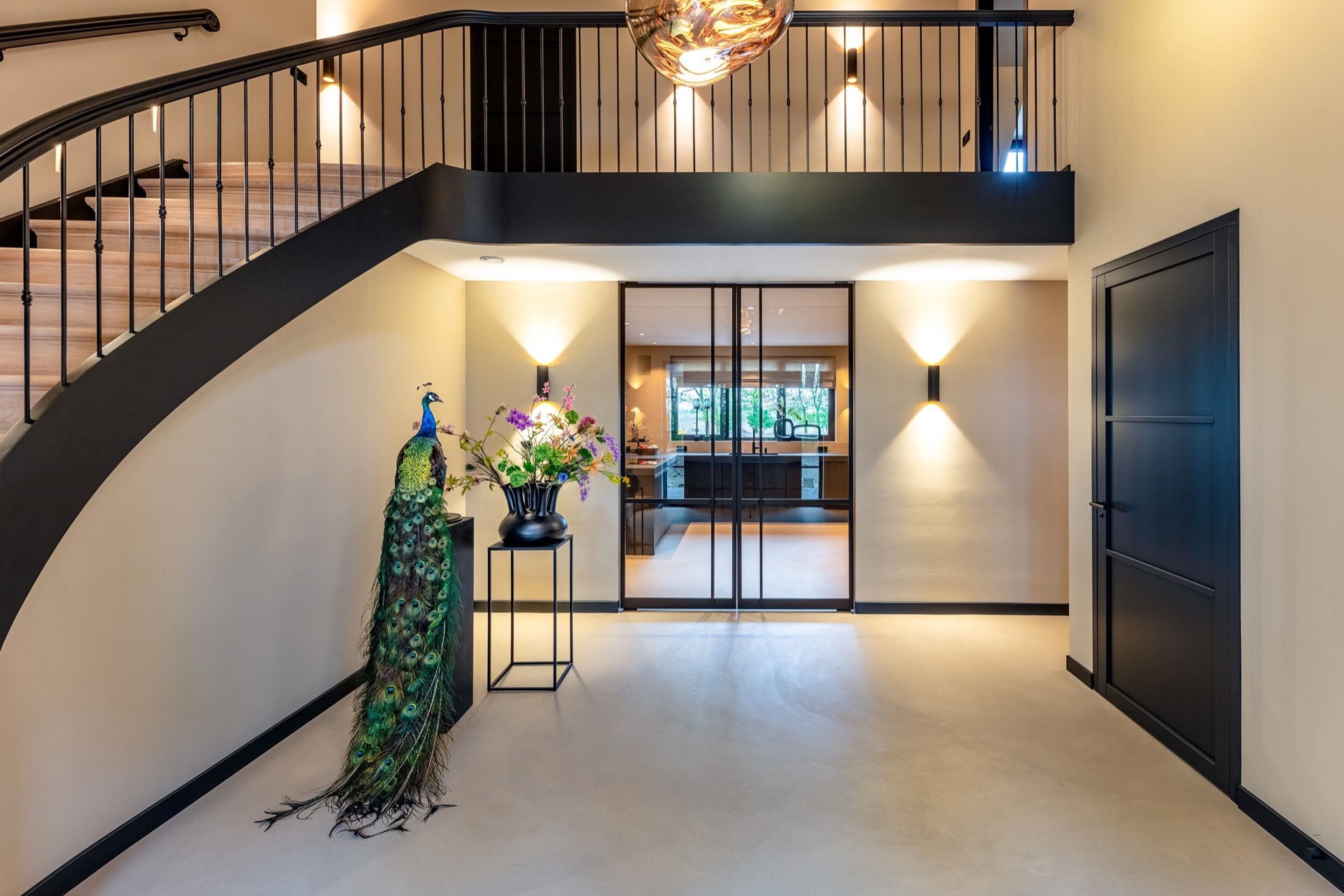 scala curva a quarto di giro: vista dall’alto di una scala curva con ringhiera in ferro battuto nero e lampade a sospensione, Luxury, Design, Exclusive, Modern, Custom Made, Special, Beautiful