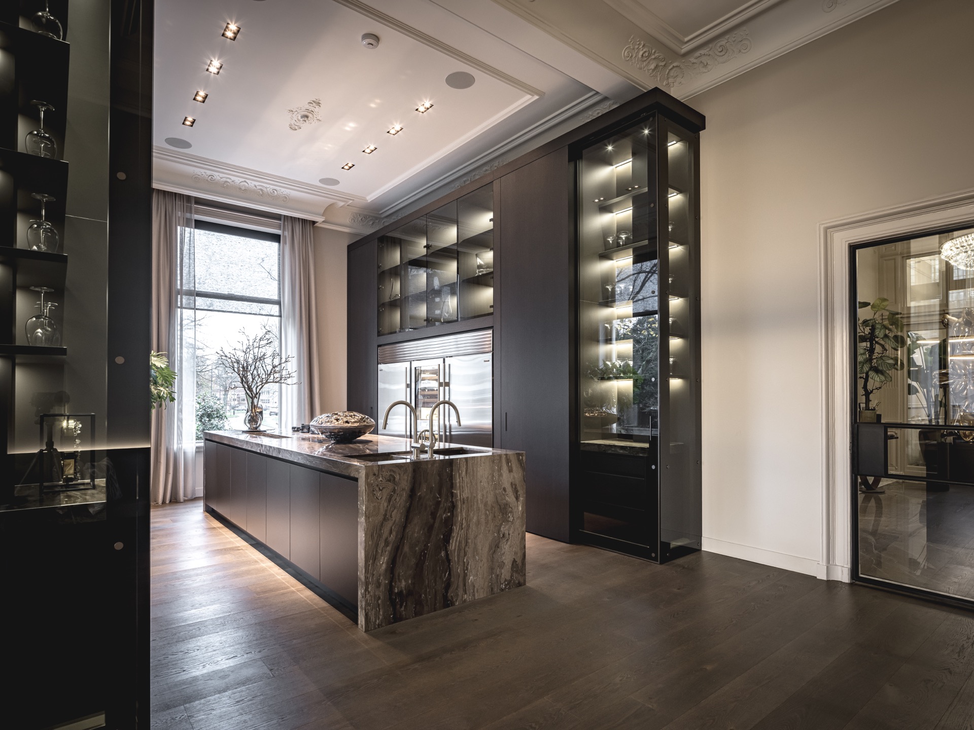 cucina di lusso con isola effetto marmo: cucina di lusso con isola con piano effetto marmo e parete di mobili in vetro, Luxury, Design, Exclusive, Modern, Custom Made, Special, Beautiful