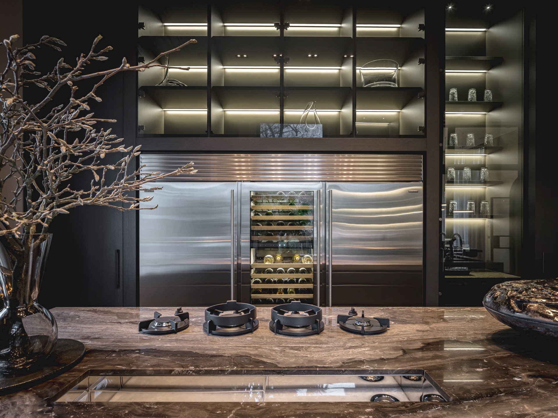 cucina di lusso con isola effetto marmo: parete cucina scura con scaffali illuminati e nicchia in acciaio inox per, Luxury, Design, Exclusive, Modern, Custom Made, Special, Beautiful