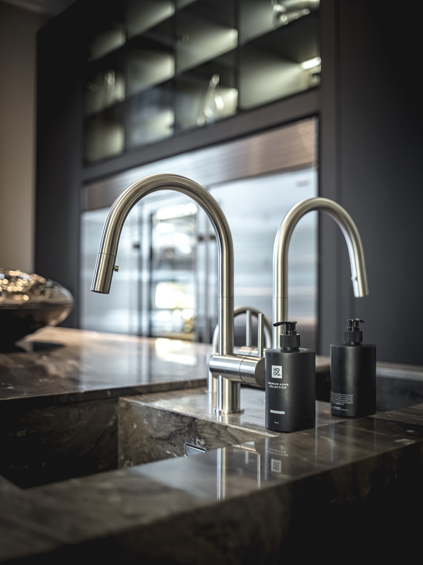 cucina di lusso con isola effetto marmo: primo piano di rubinetti in acciaio inox e piano cucina effetto marmo, Luxury, Design, Exclusive, Modern, Custom Made, Special, Beautiful