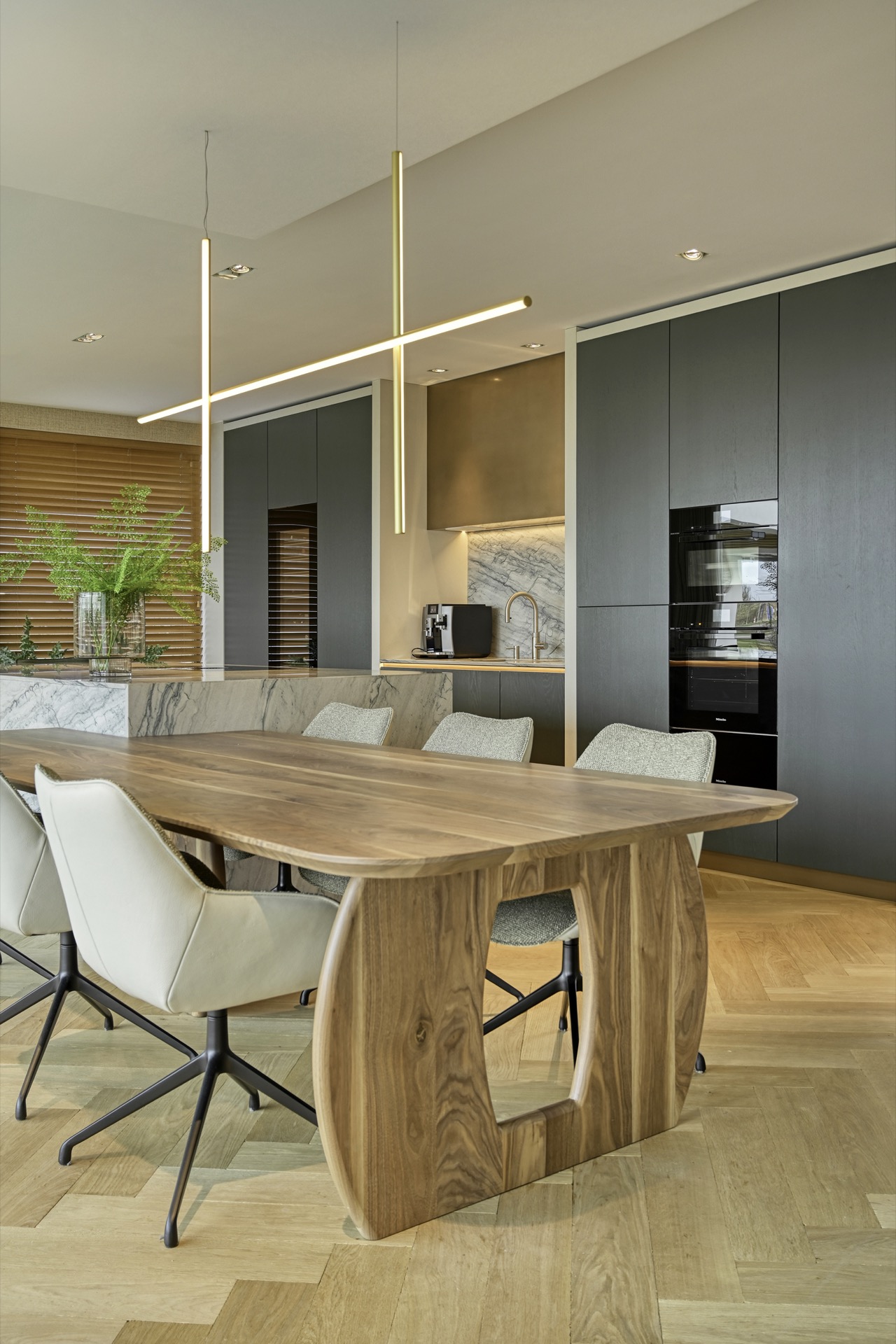 cucina su misura in rovere con isola in pietra: cucina con grande isola e tavolo da pranzo, finiture in rovere e accenti in, Luxury, Design, Exclusive, Modern, Custom Made, Special, Beautiful