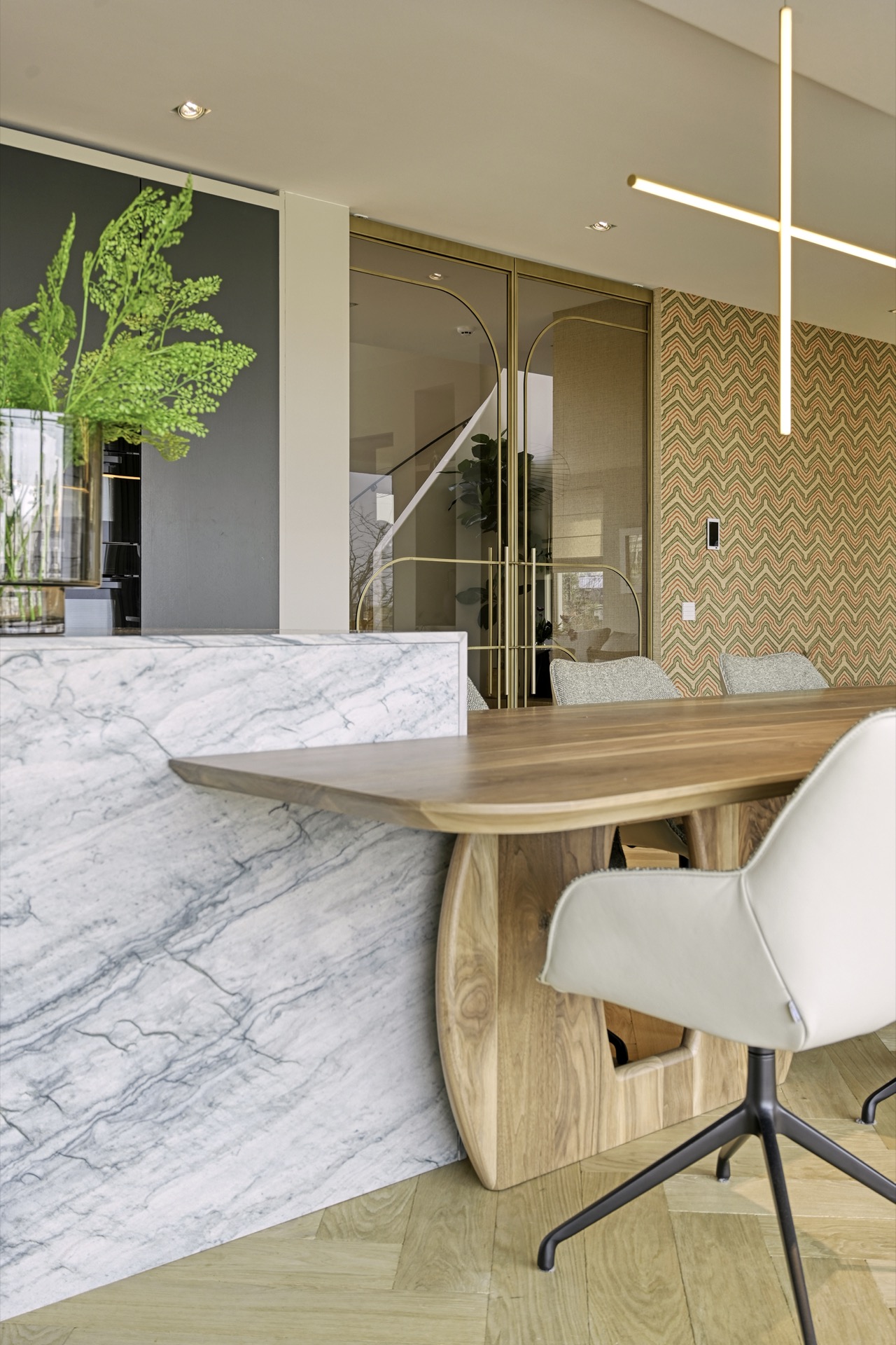 cucina su misura in rovere con isola in pietra: cucina con fronte dell’isola e rivestimento in marmo, visuale attraverso una, Luxury, Design, Exclusive, Modern, Custom Made, Special, Beautiful