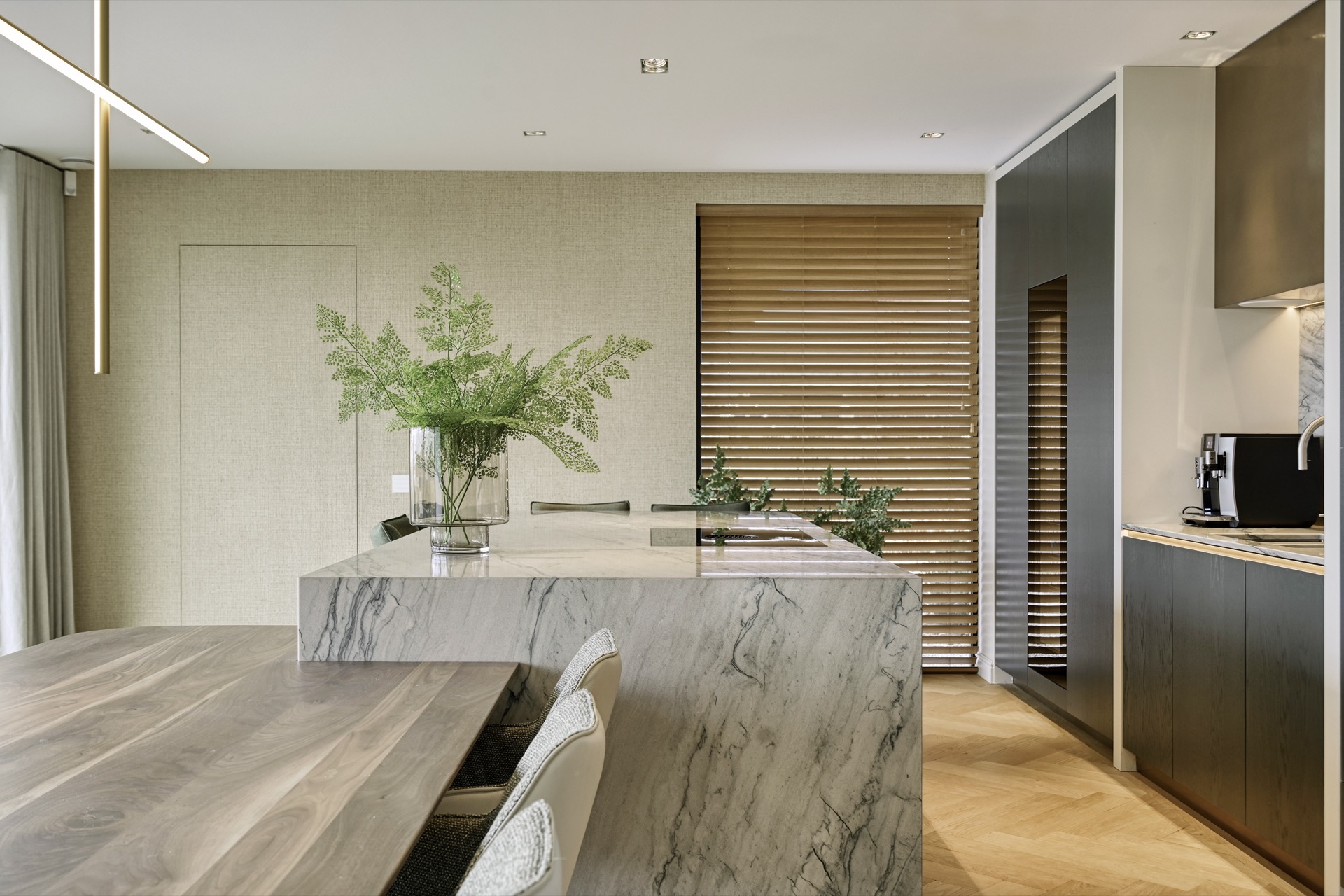 cucina su misura in rovere con isola in pietra: isola cucina con fronte in marmo, illuminazione a nicchia e persiane in legno, Luxury, Design, Exclusive, Modern, Custom Made, Special, Beautiful