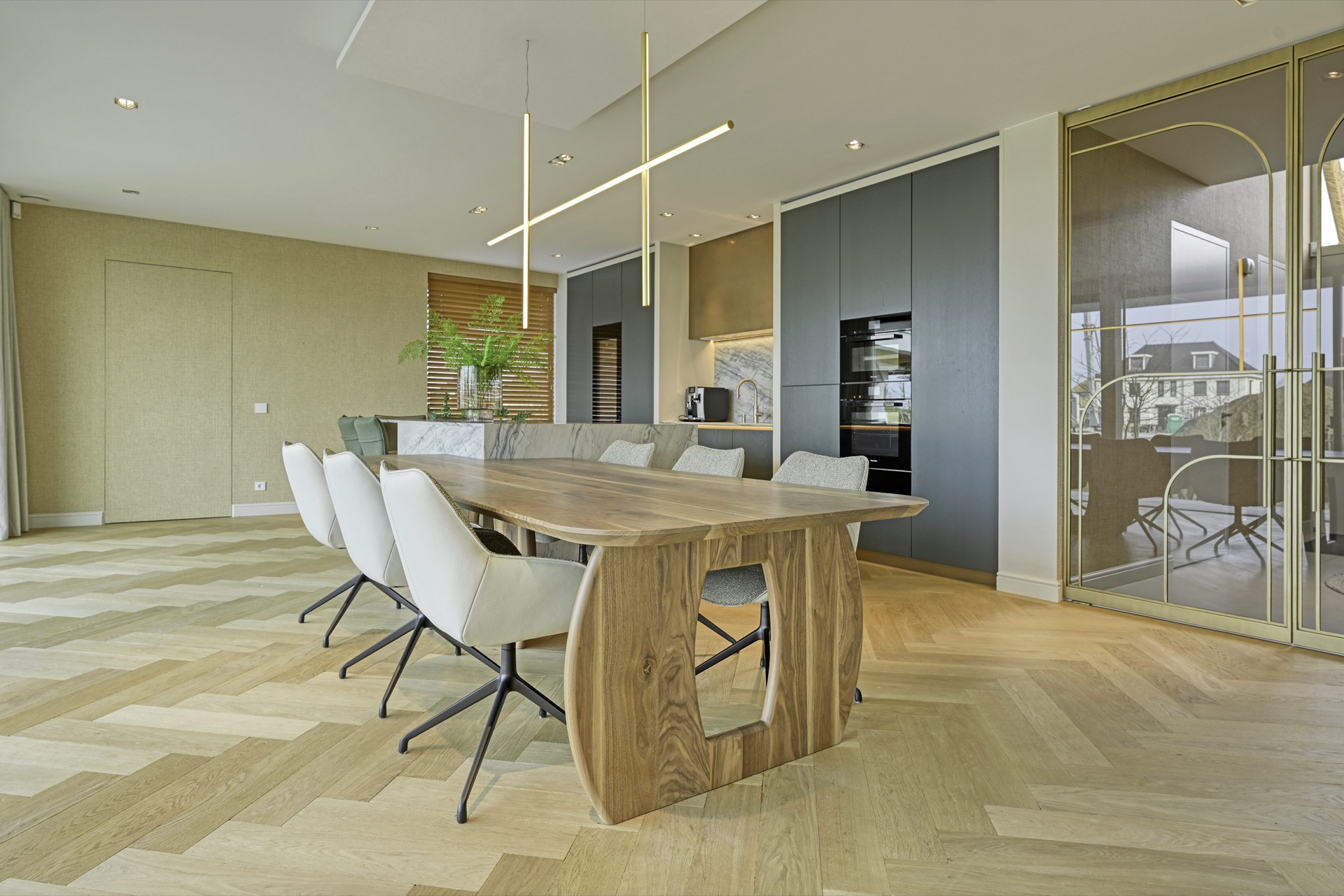 cucina su misura in rovere con isola in pietra: cucina moderna con bordo dell’isola, ante scure e dettagli in marmo, con, Luxury, Design, Exclusive, Modern, Custom Made, Special, Beautiful