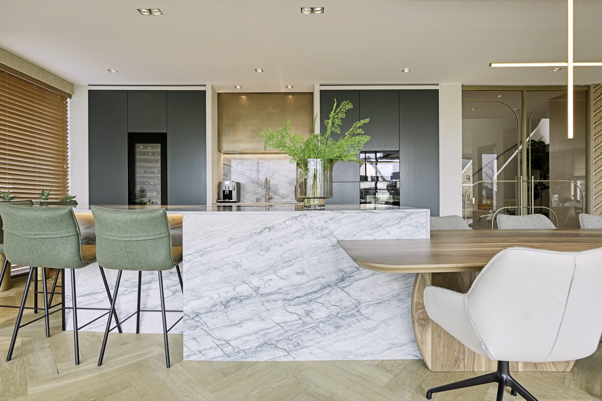 cucina su misura in rovere con isola in pietra: cucina con rivestimento in marmo per l’isola, armadi scuri e dettagli in, Luxury, Design, Exclusive, Modern, Custom Made, Special, Beautiful