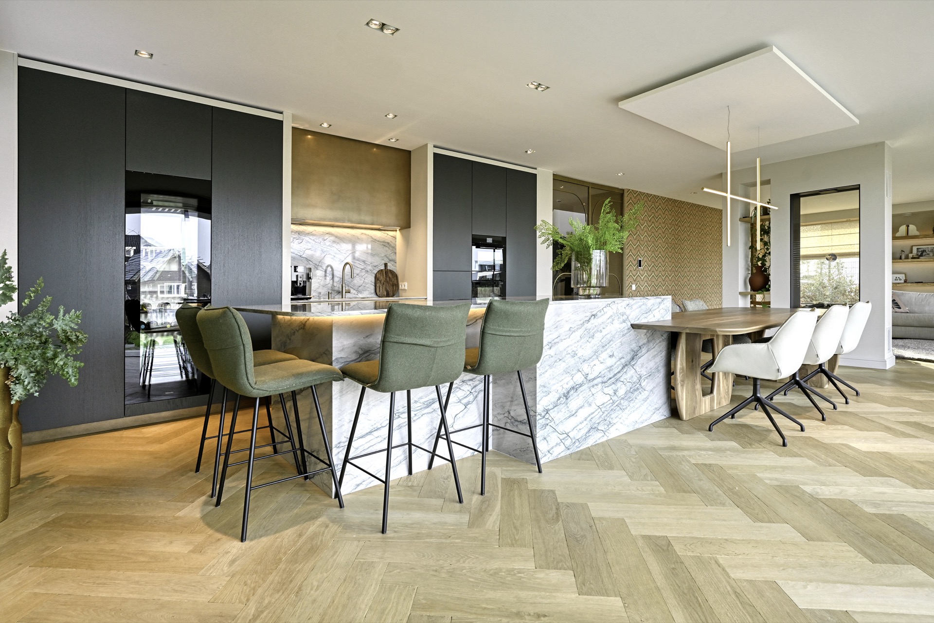 cucina su misura in rovere con isola in pietra: cucina con isola, cornice in marmo e faretti da soffitto integrati, Luxury, Design, Exclusive, Modern, Custom Made, Special, Beautiful