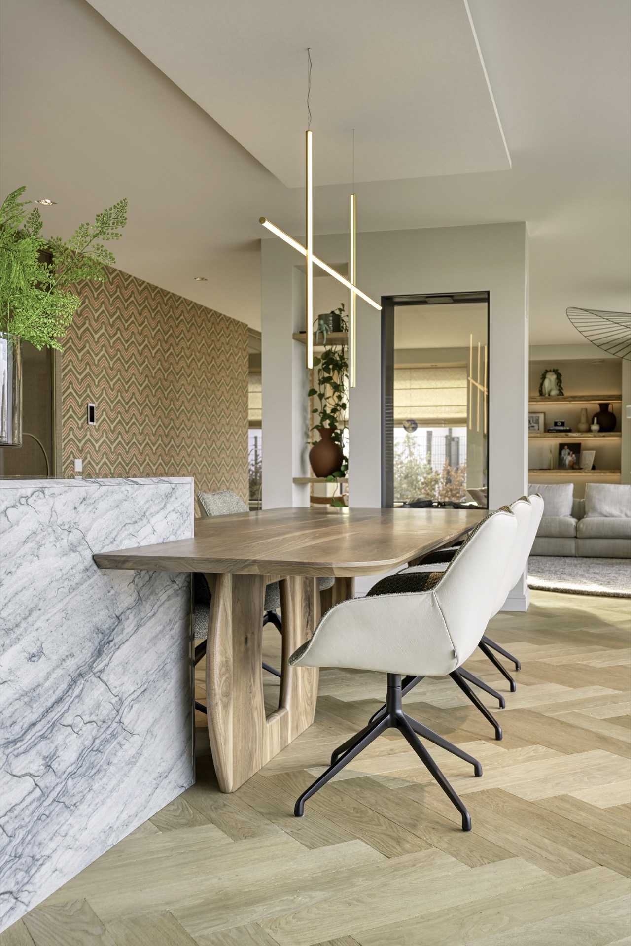 cucina su misura in rovere con isola in pietra: cucina-soggiorno con isola, piano in rovere e rivestimento in marmo, vista, Luxury, Design, Exclusive, Modern, Custom Made, Special, Beautiful