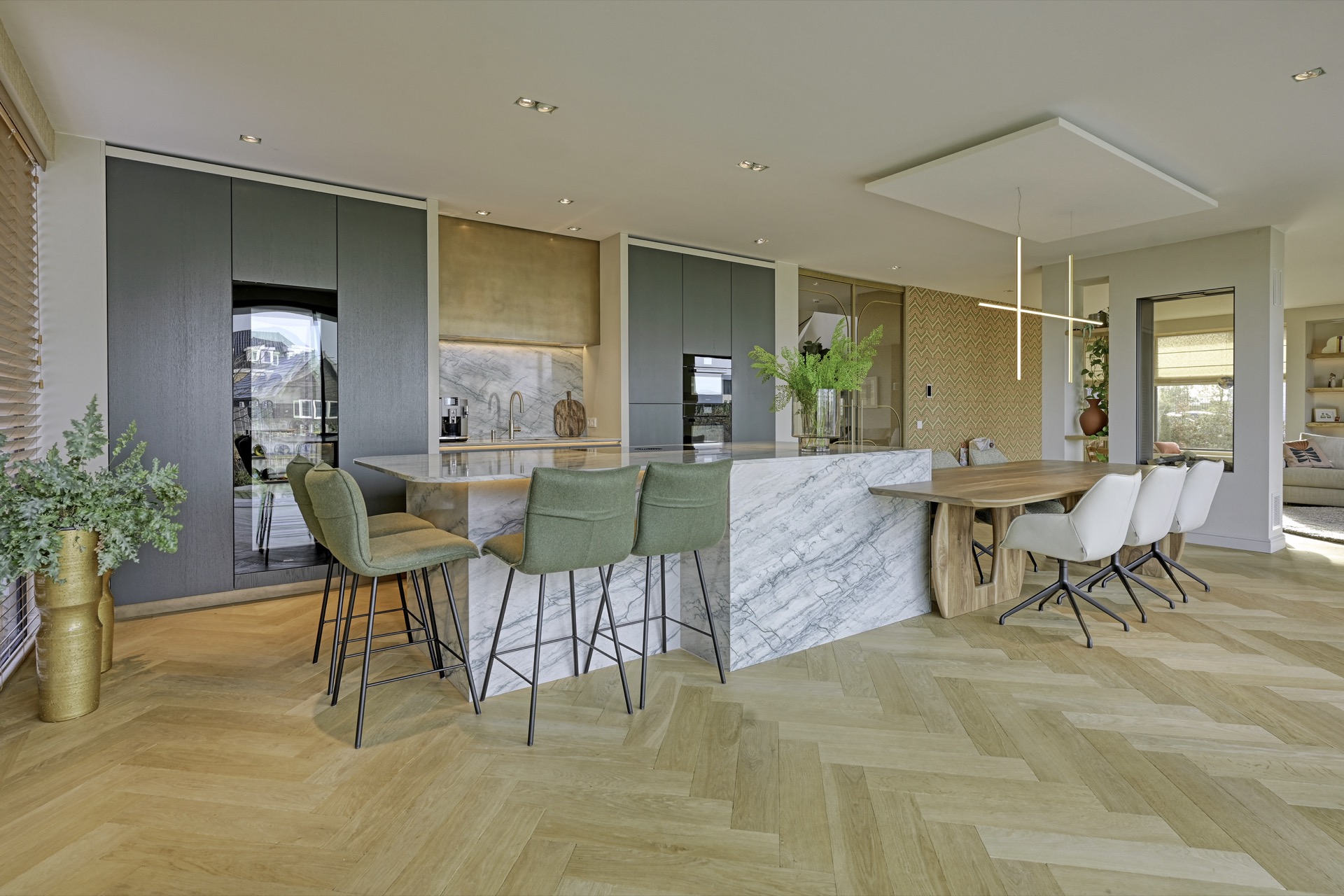 cucina su misura in rovere con isola in pietra: cucina con boiserie integrata, parete in marmo, ante scure e nicchie, Luxury, Design, Exclusive, Modern, Custom Made, Special, Beautiful