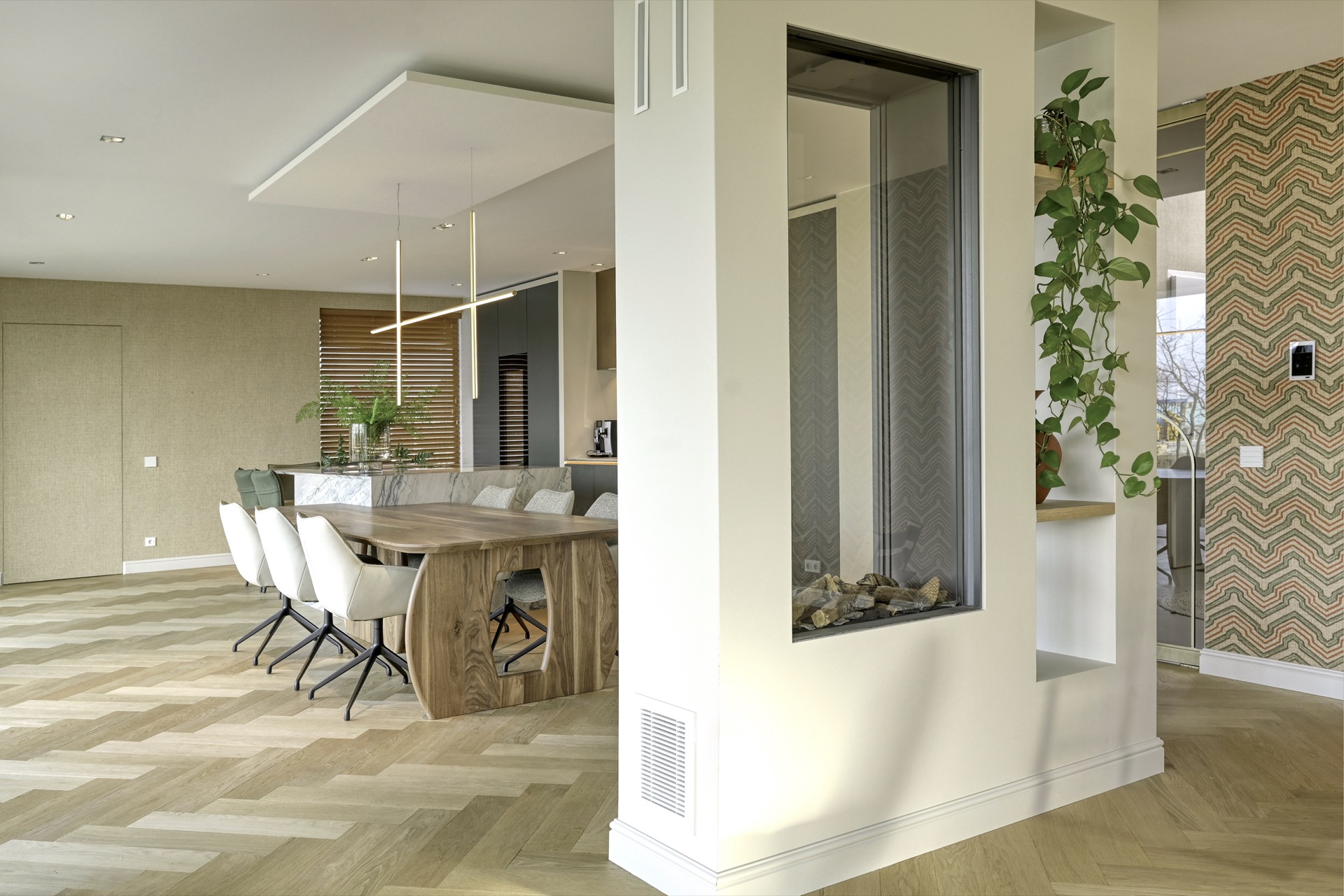 cucina su misura in rovere con isola in pietra: parete cucina con rivestimento in marmo e nicchia illuminata con luce calda, Luxury, Design, Exclusive, Modern, Custom Made, Special, Beautiful