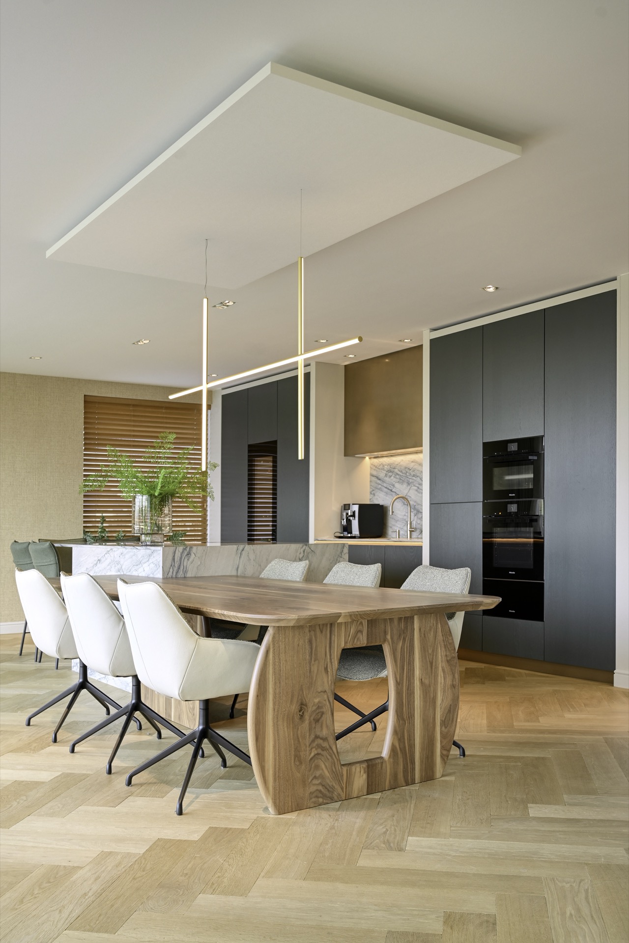 cucina su misura in rovere con isola in pietra: dettaglio nicchia in cucina con pietra in marmo e luce calda, Luxury, Design, Exclusive, Modern, Custom Made, Special, Beautiful