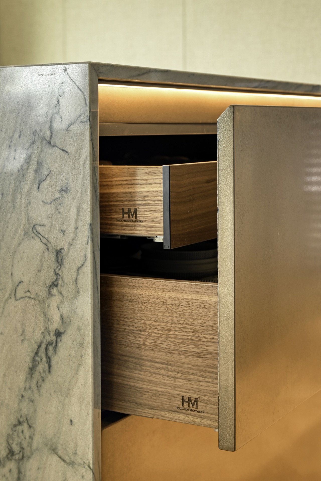 cucina su misura in rovere con isola in pietra: cucina vista dalla zona seduta: fronte dell’isola in marmo e ante scure su, Luxury, Design, Exclusive, Modern, Custom Made, Special, Beautiful