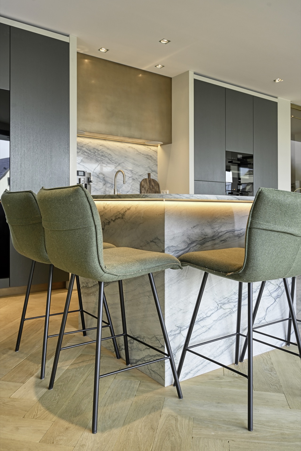 cucina su misura in rovere con isola in pietra: dettaglio interno con armadi integrati e frontali in rovere in una nicchia, Luxury, Design, Exclusive, Modern, Custom Made, Special, Beautiful
