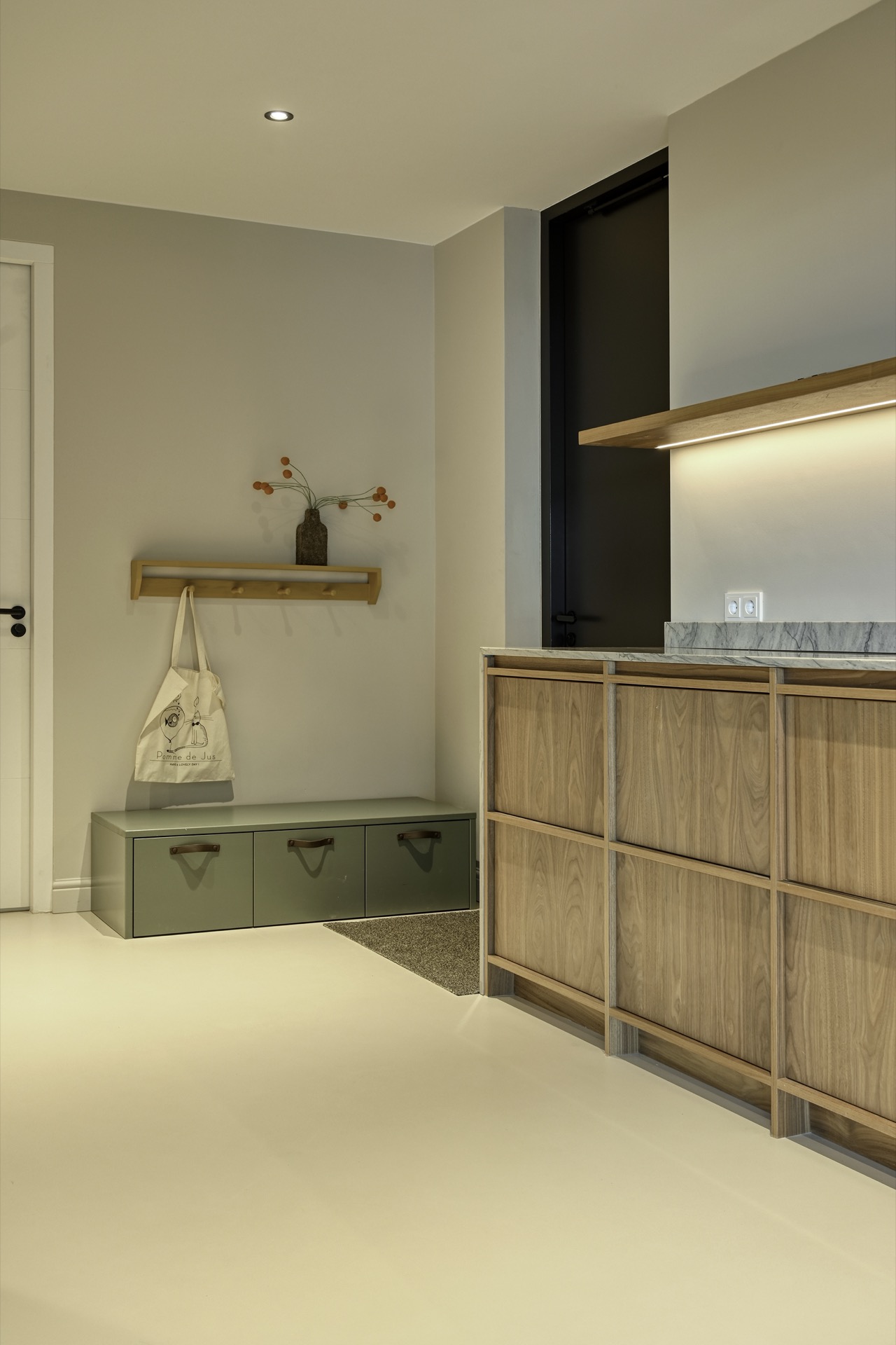cucina su misura in rovere con isola in pietra: zona lavello con piano in marmo e pannelli in rovere, con illuminazione, Luxury, Design, Exclusive, Modern, Custom Made, Special, Beautiful