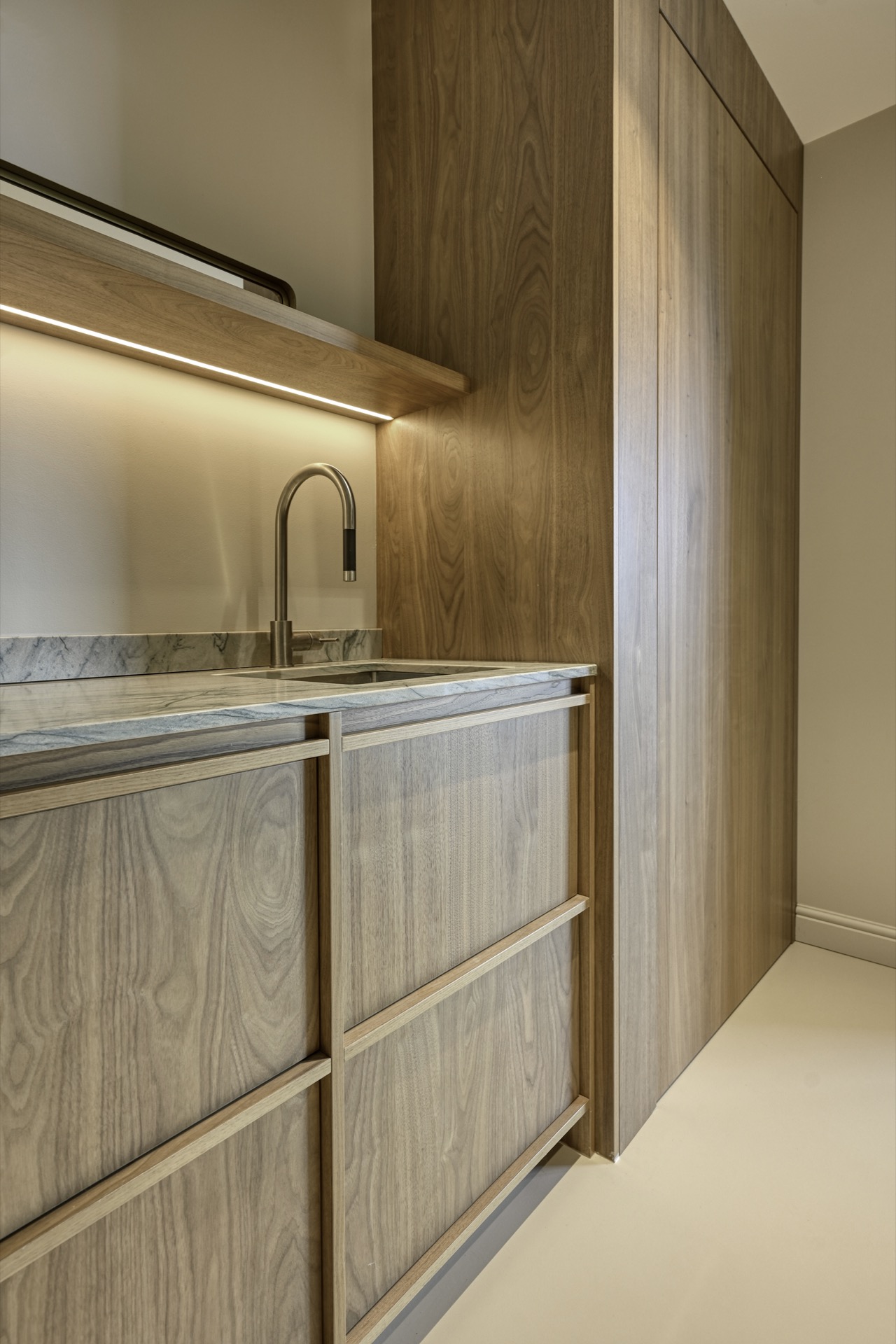 cucina su misura in rovere con isola in pietra: dettaglio di pannelli da parete su misura con mobili scuri e accenti di, Luxury, Design, Exclusive, Modern, Custom Made, Special, Beautiful