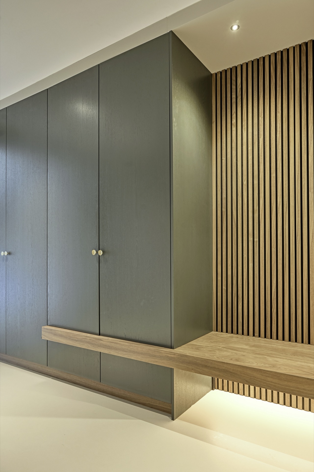 cucina su misura in rovere con isola in pietra: primo piano della parte frontale in marmo dell’isola con illuminazione calda, Luxury, Design, Exclusive, Modern, Custom Made, Special, Beautiful