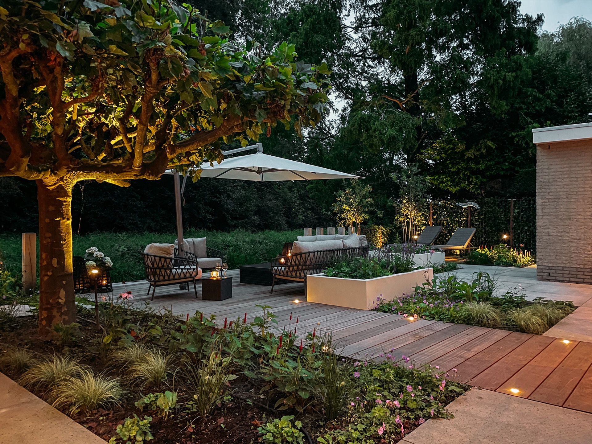 garden lighting: illuminated garden with lounging area and large tree, cozy outdoor lighting., Luxury, Design, Exclusive, Modern, Custom Made, Special, Beautiful