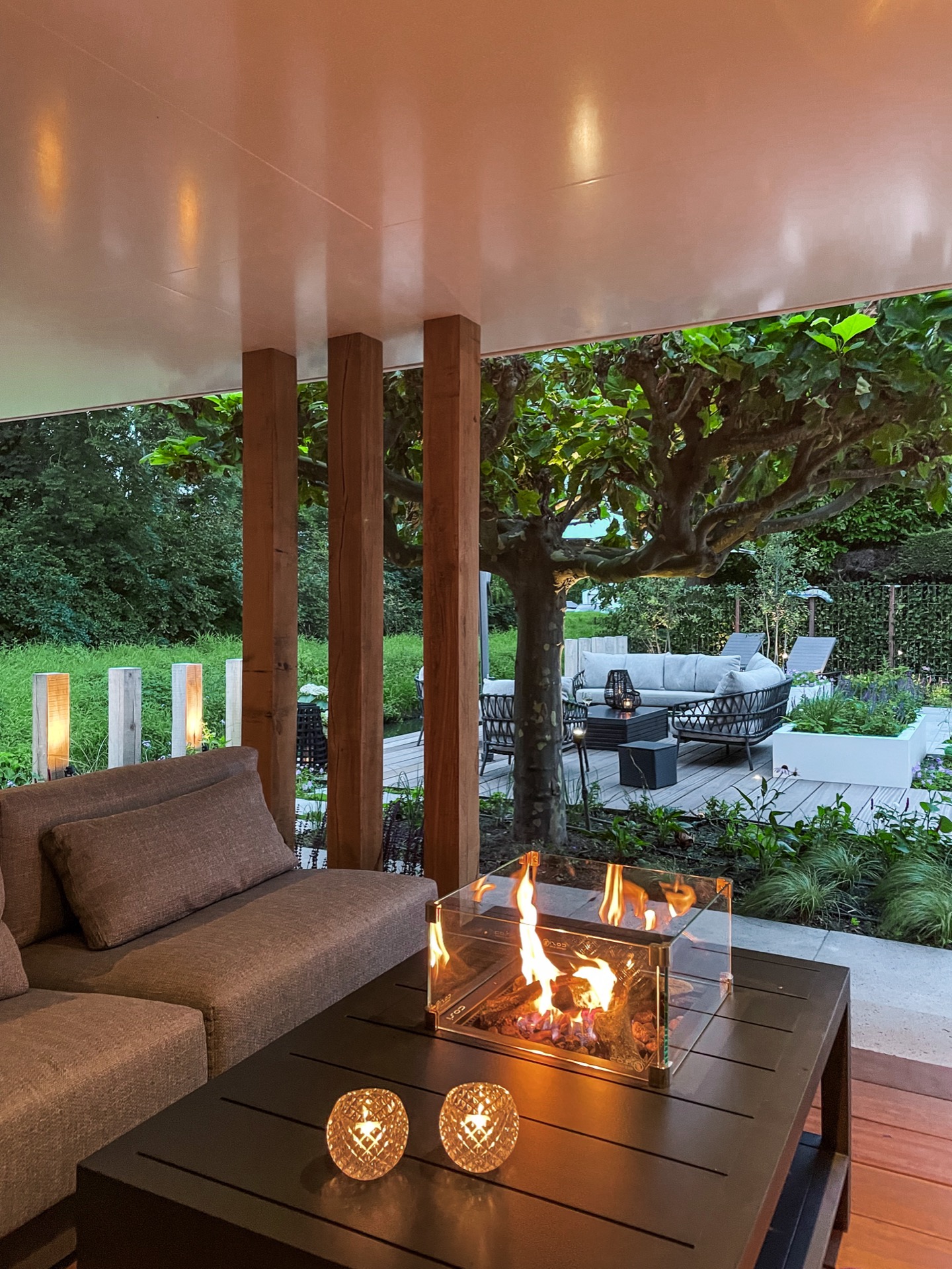 garden lighting: garden with large tree, cozy lighting, and outdoor seating area., Luxury, Design, Exclusive, Modern, Custom Made, Special, Beautiful