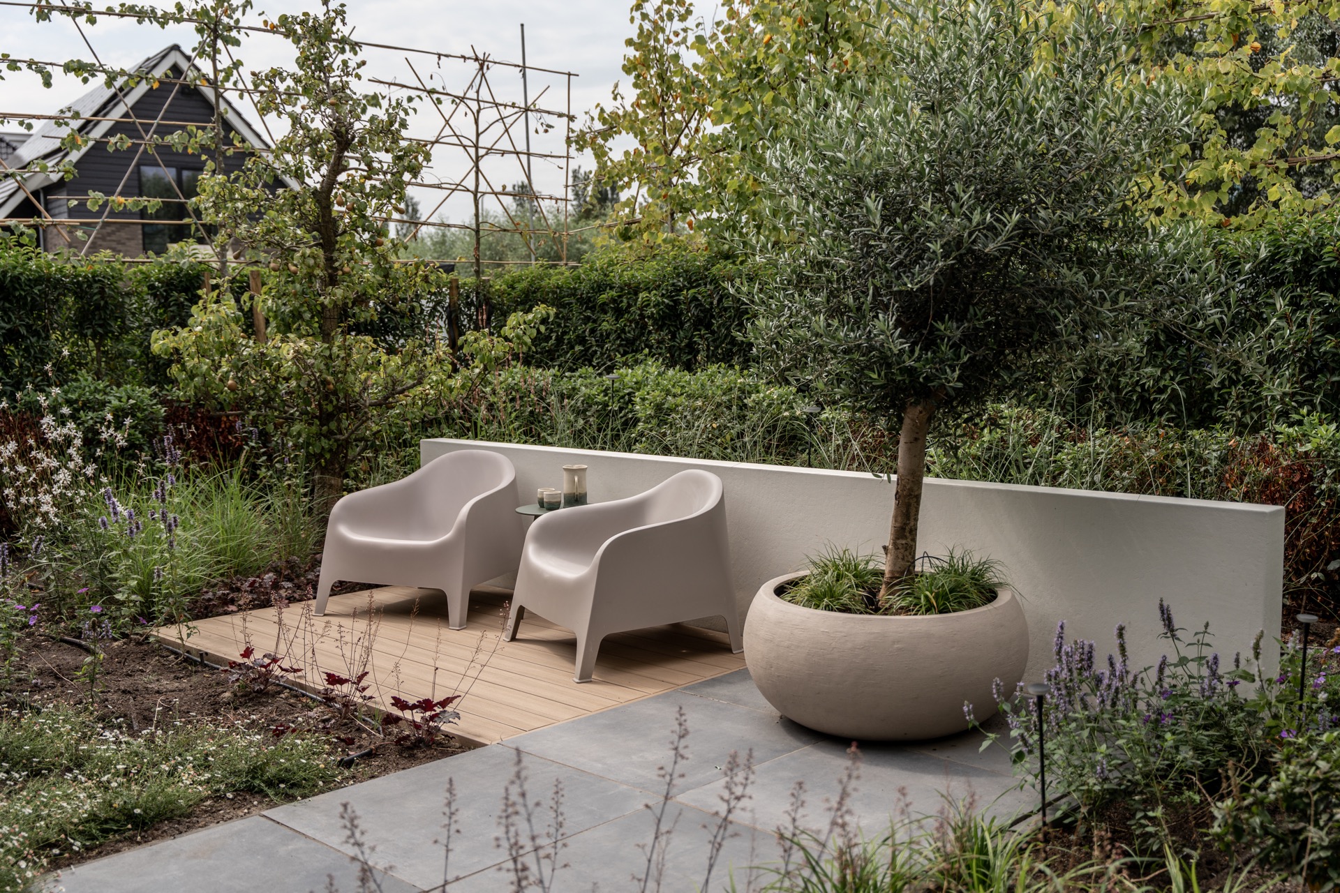 giardino moderno con piscina: spazio esterno moderno con sedute, piante ed elementi di design per il relax, Luxury, Design, Exclusive, Modern, Custom Made, Special, Beautiful
