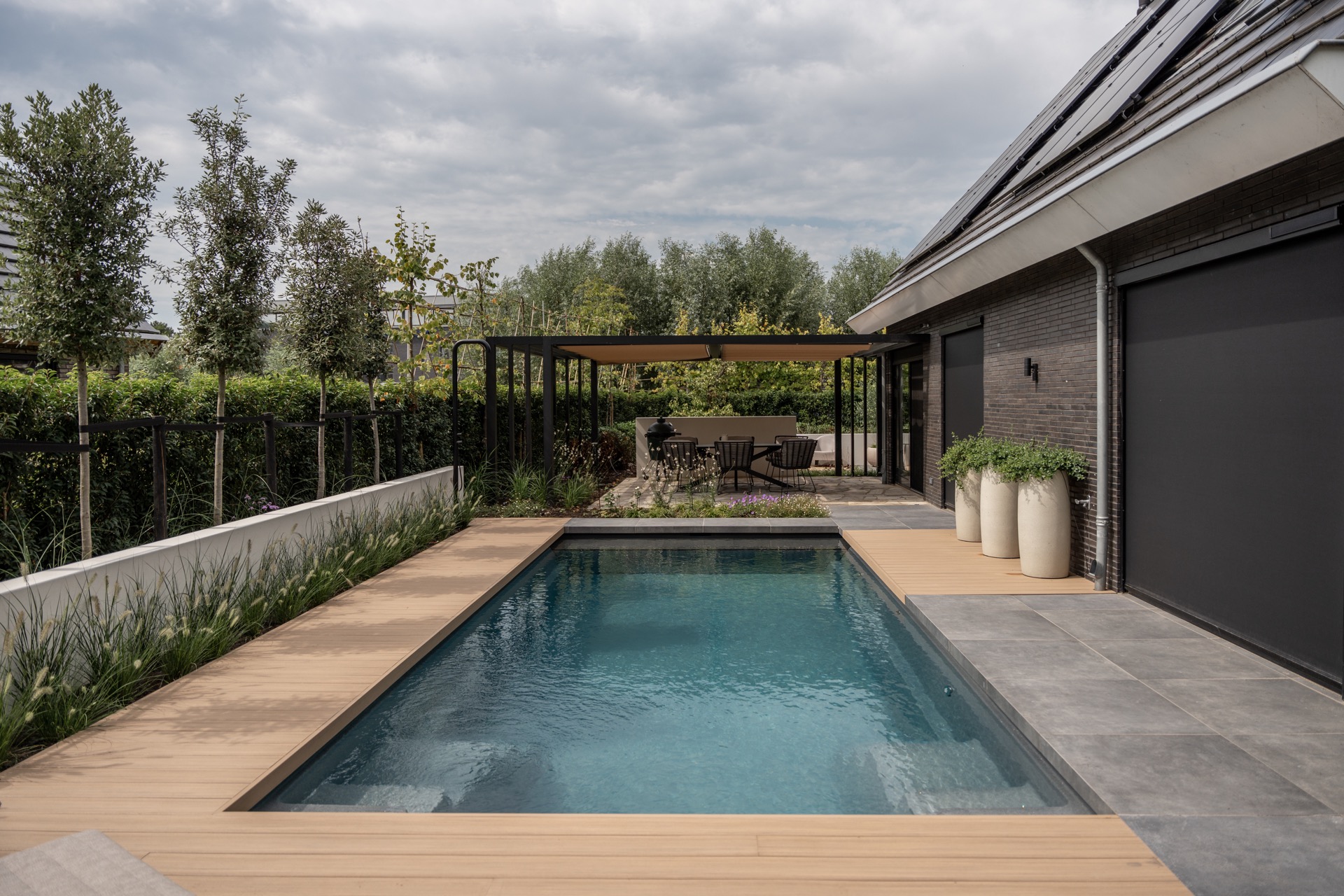 giardino moderno con piscina: giardino moderno di lusso con piscina, area lounge e grandi piante per relax, Luxury, Design, Exclusive, Modern, Custom Made, Special, Beautiful