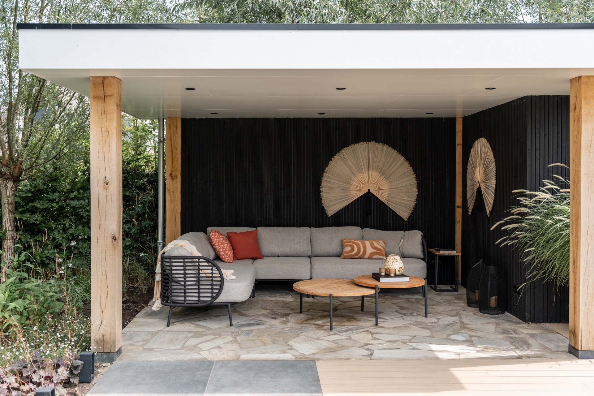 giardino moderno con piscina: giardino moderno con terrazza, zona di relax e grandi vasi di piante per esterni, Luxury, Design, Exclusive, Modern, Custom Made, Special, Beautiful